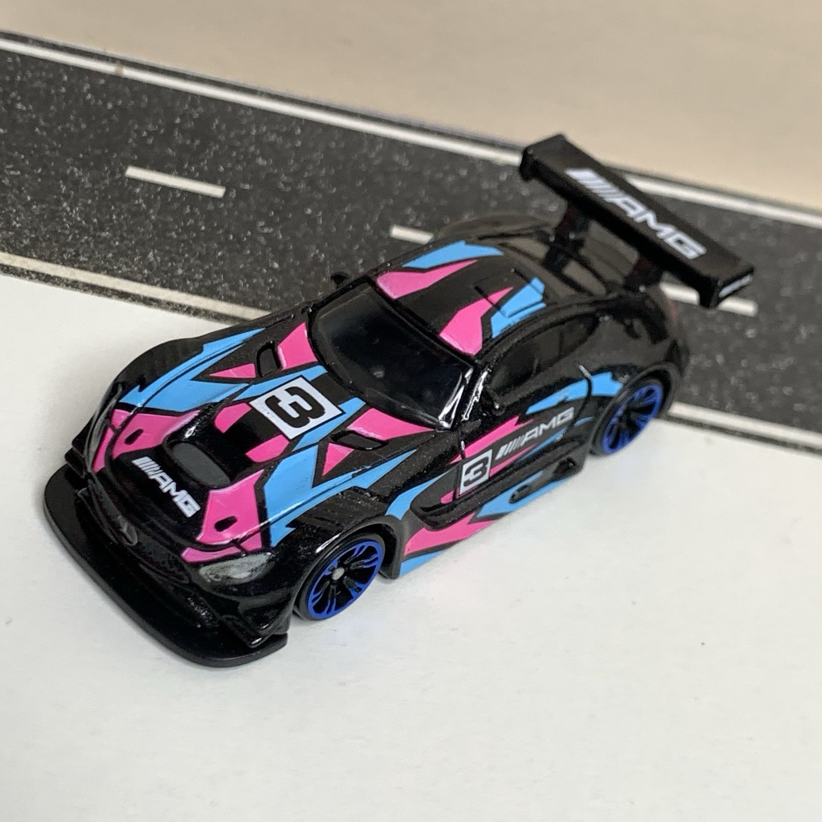 2024 Hot Wheels Neon Speeders #5/8 ’16 Mercedes-AMG GT3 Black/Blue/Pink 1:64 NM