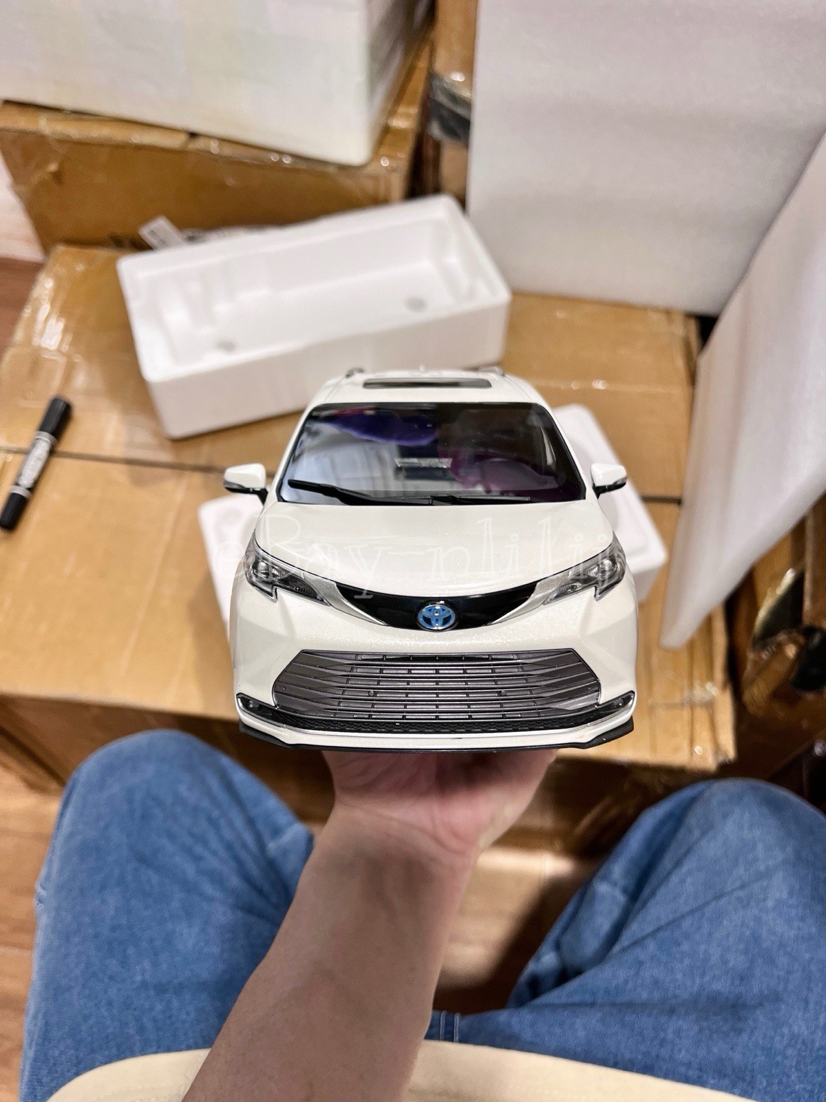 1:18 Scale 2021~2026 Toyota Sienna Limited Ice White Minivan Diecast Model Car