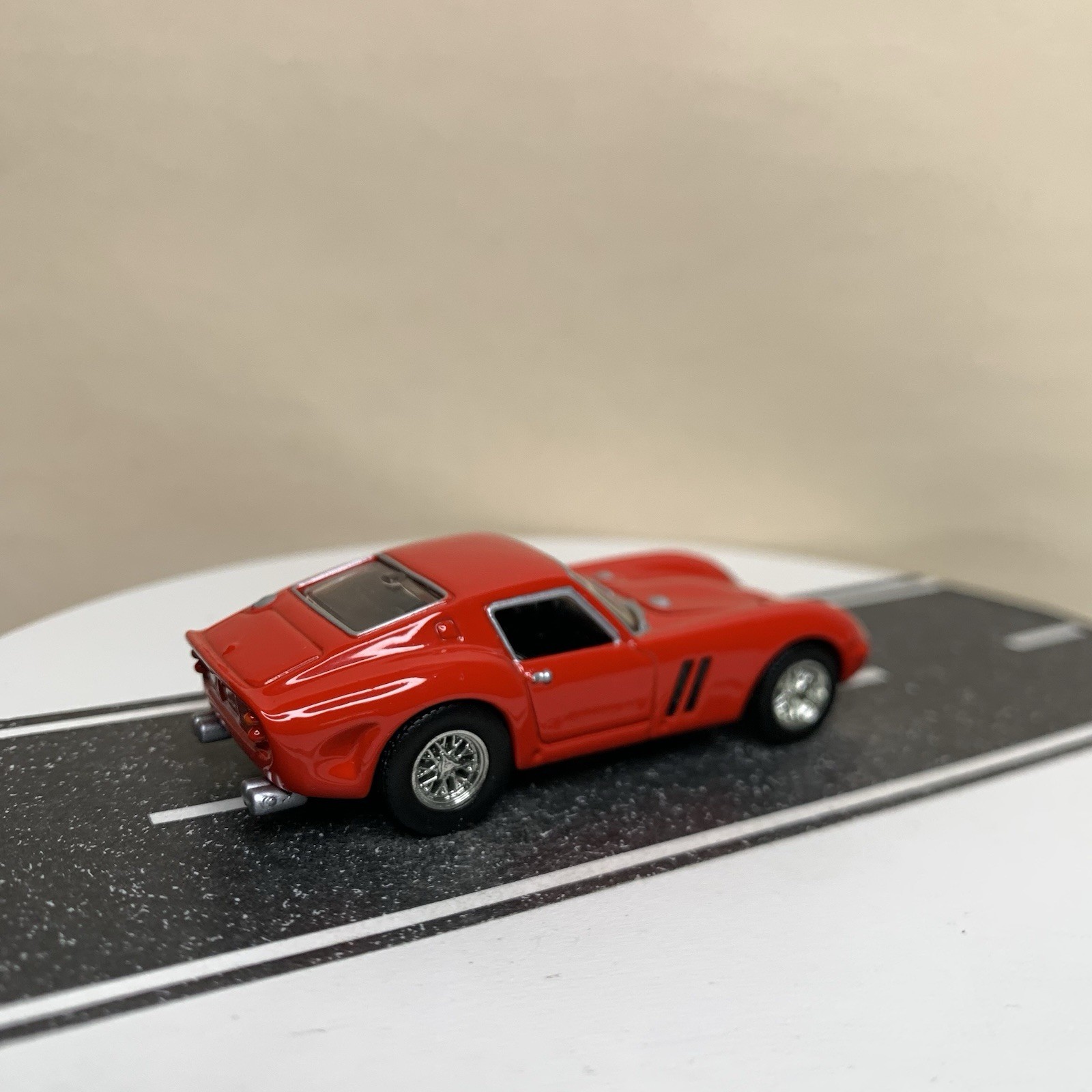 2005 Hot Wheels 100% Oil Can Showcase Series 1962 Ferrari 250 GTO Red 1:64 NM