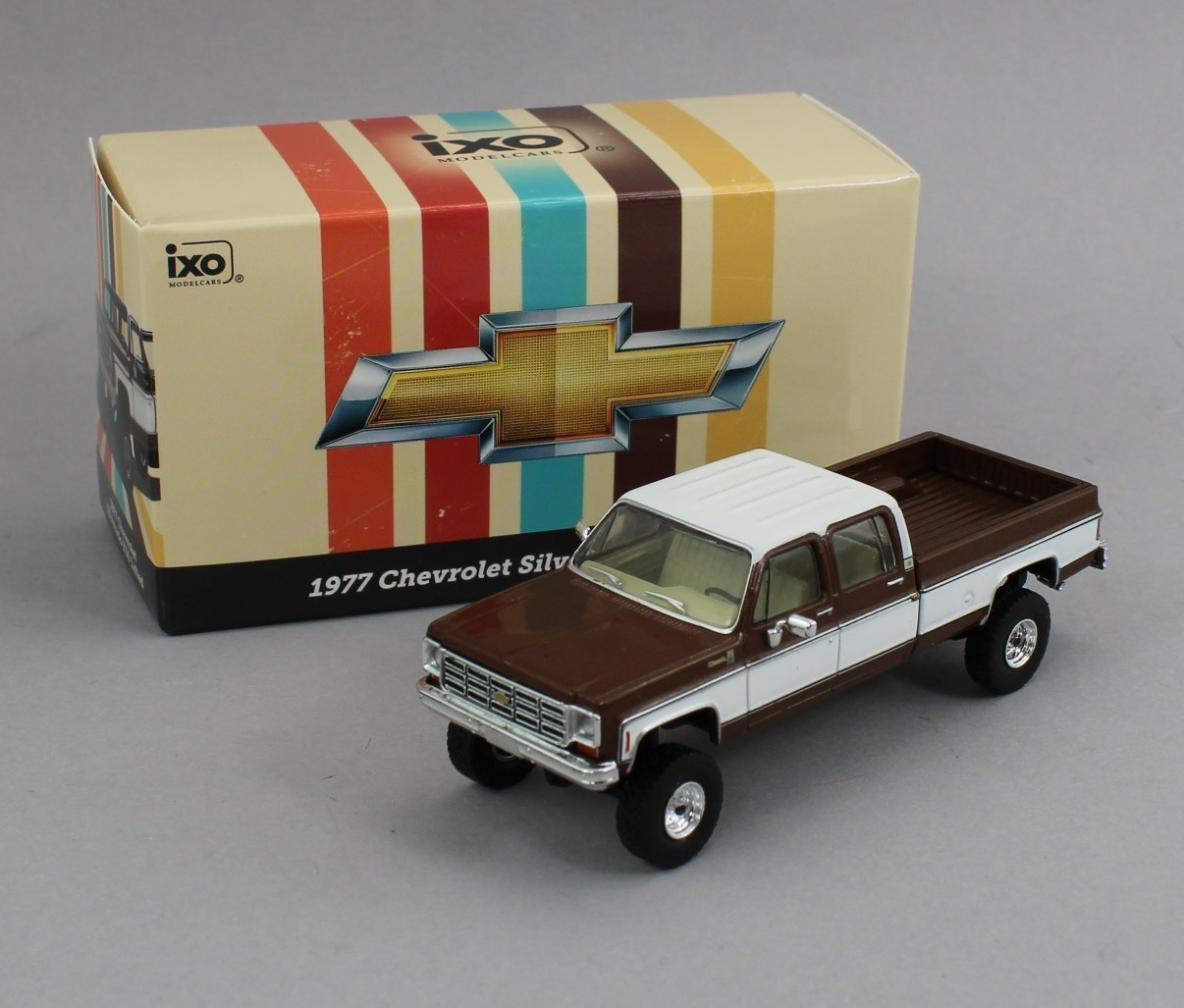 1:64 IXO Models *BROWN & WHITE* 1977 Chevrolet Silverado K30 Lifted 4×4 Pickup