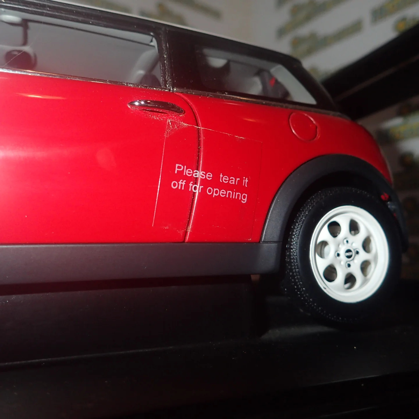 AutoArt 74822 – 1/18 Scale – BMW Mini Cooper Red