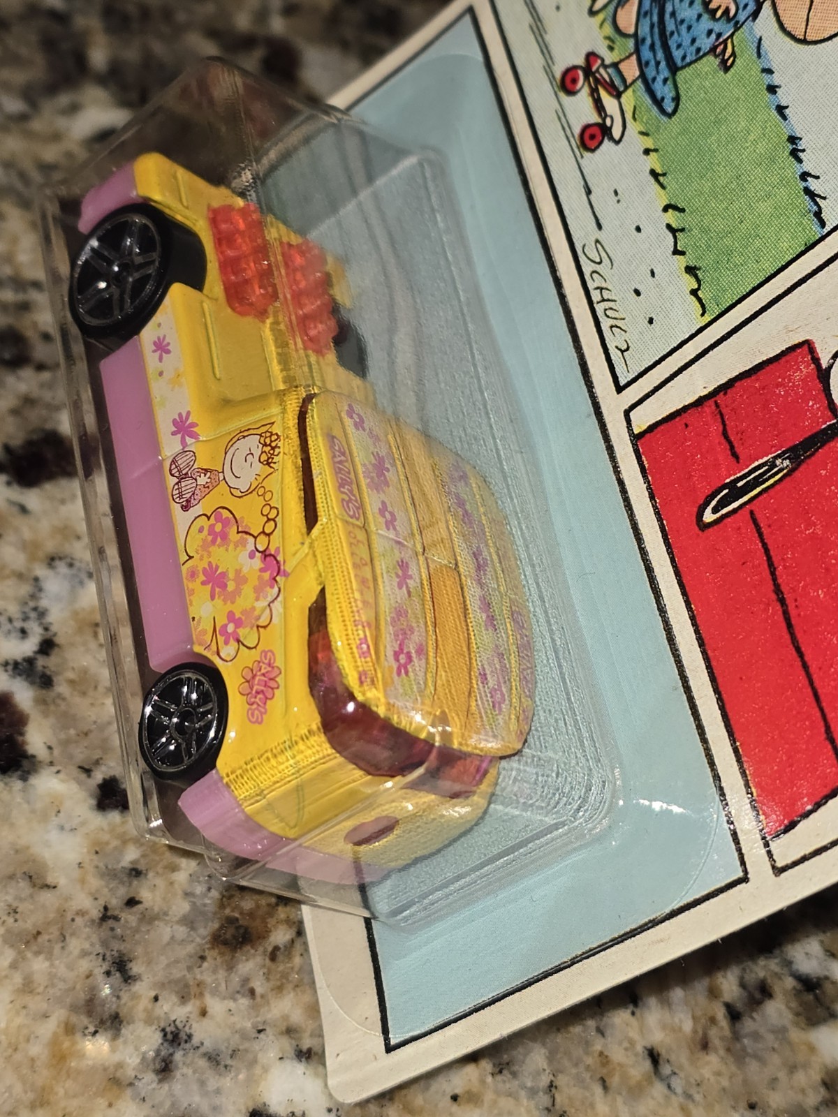 HOT WHEELS PEANUTS SNOOPY SALLY BROWN FROM 2017 QOMBEE NEW SNOOPY GANG