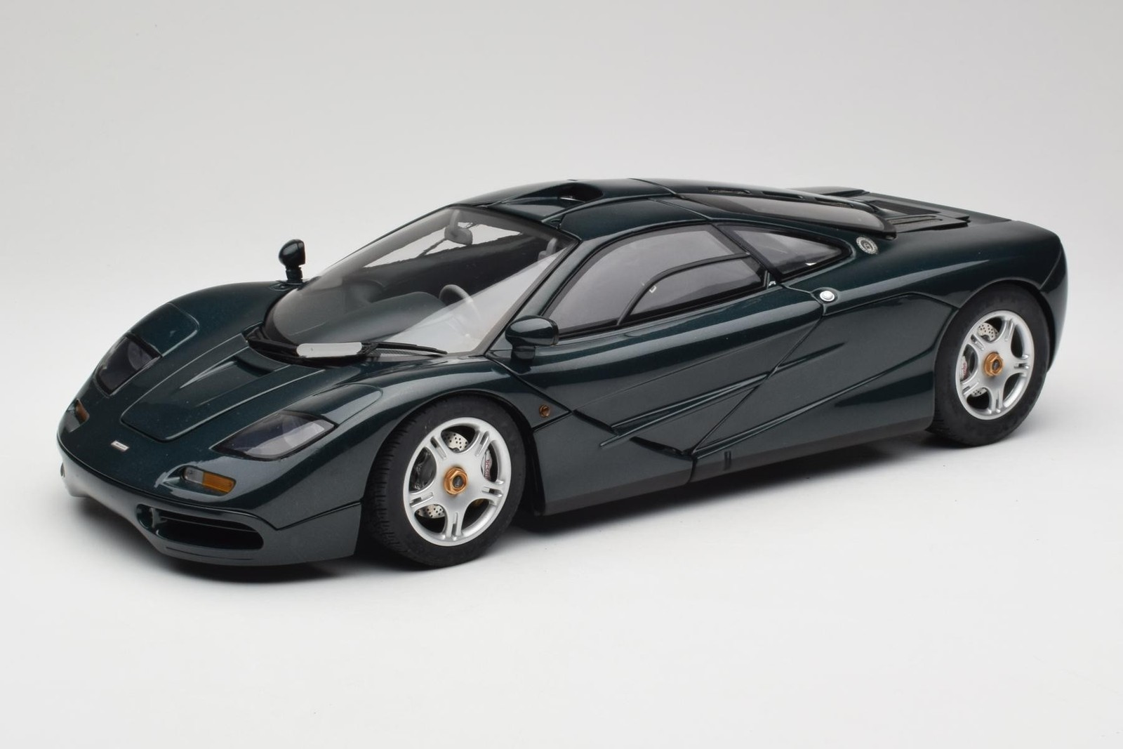 530133127 McLaren F1 Dark Green Metallic Minichamps 1/12