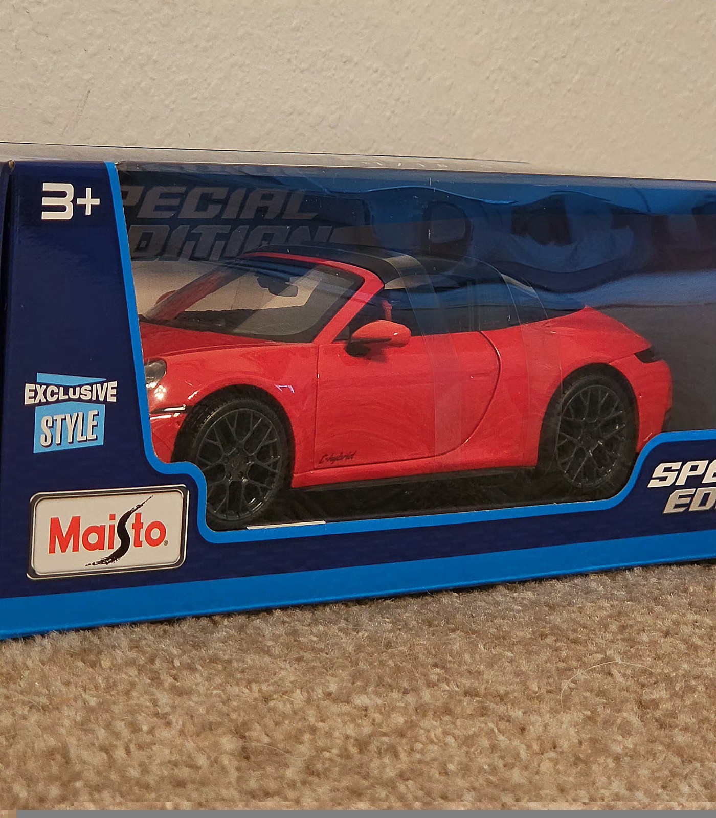 Porsche 911 Targa 4 GTS (992.2) 1:18 Maisto Exclusive Style Special Edition Red