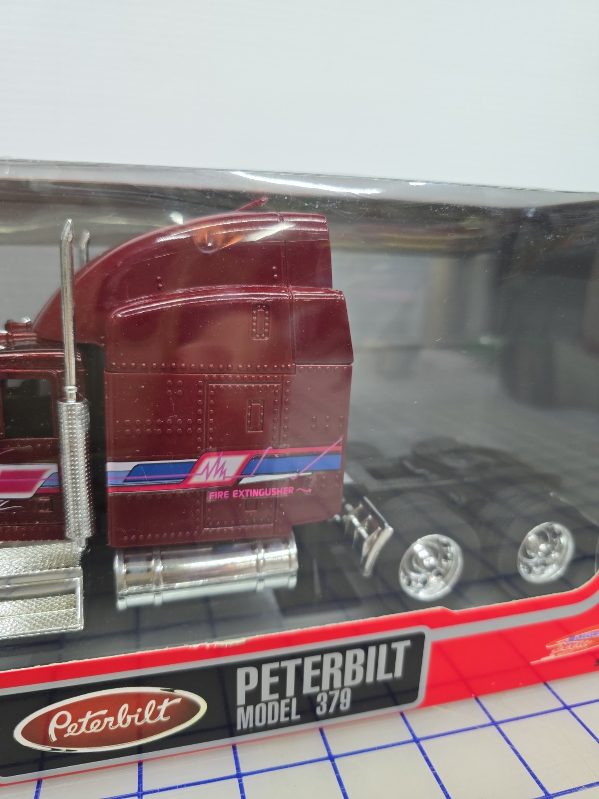 Peterbuilt Tractor 1:32 Scale Precision Die Cast And Plastic Red 379 Pete
