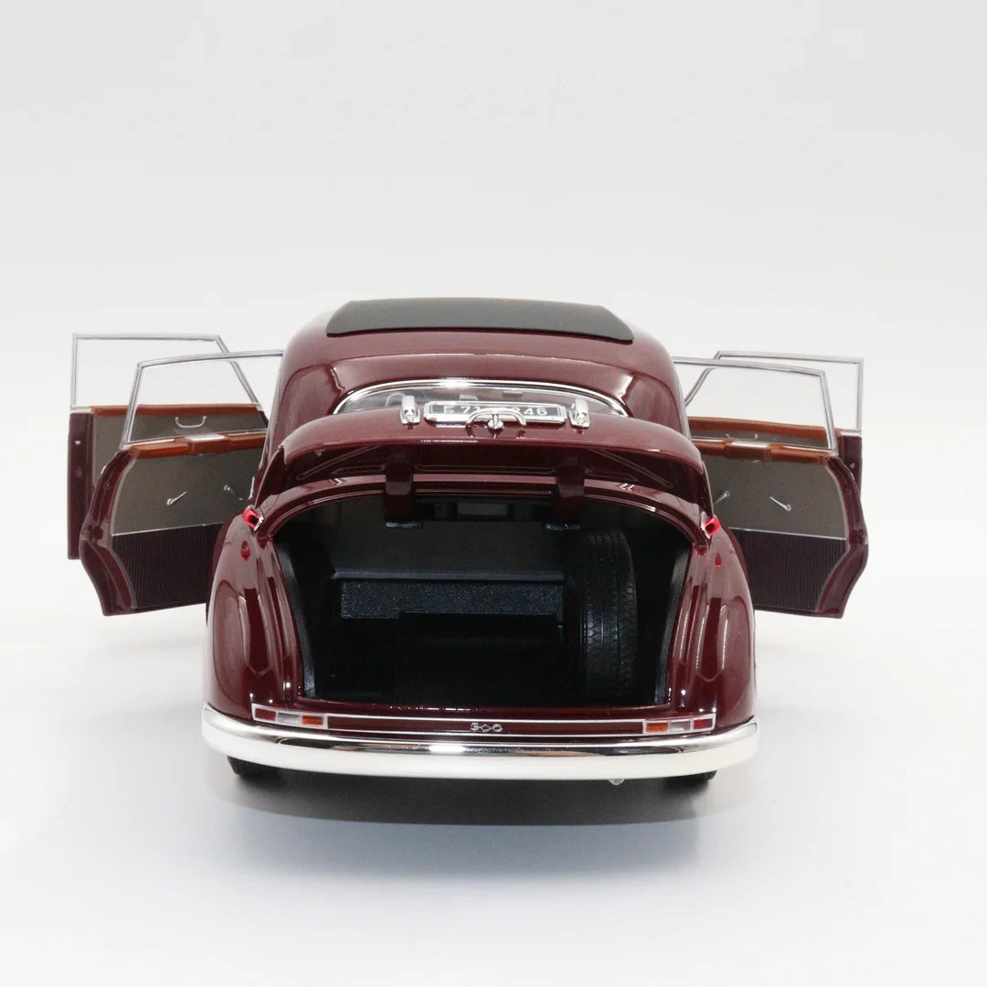 Norev | 1:18 Metal | 1957 Mercedes-Benz 300 Sedan | Burgundy Red