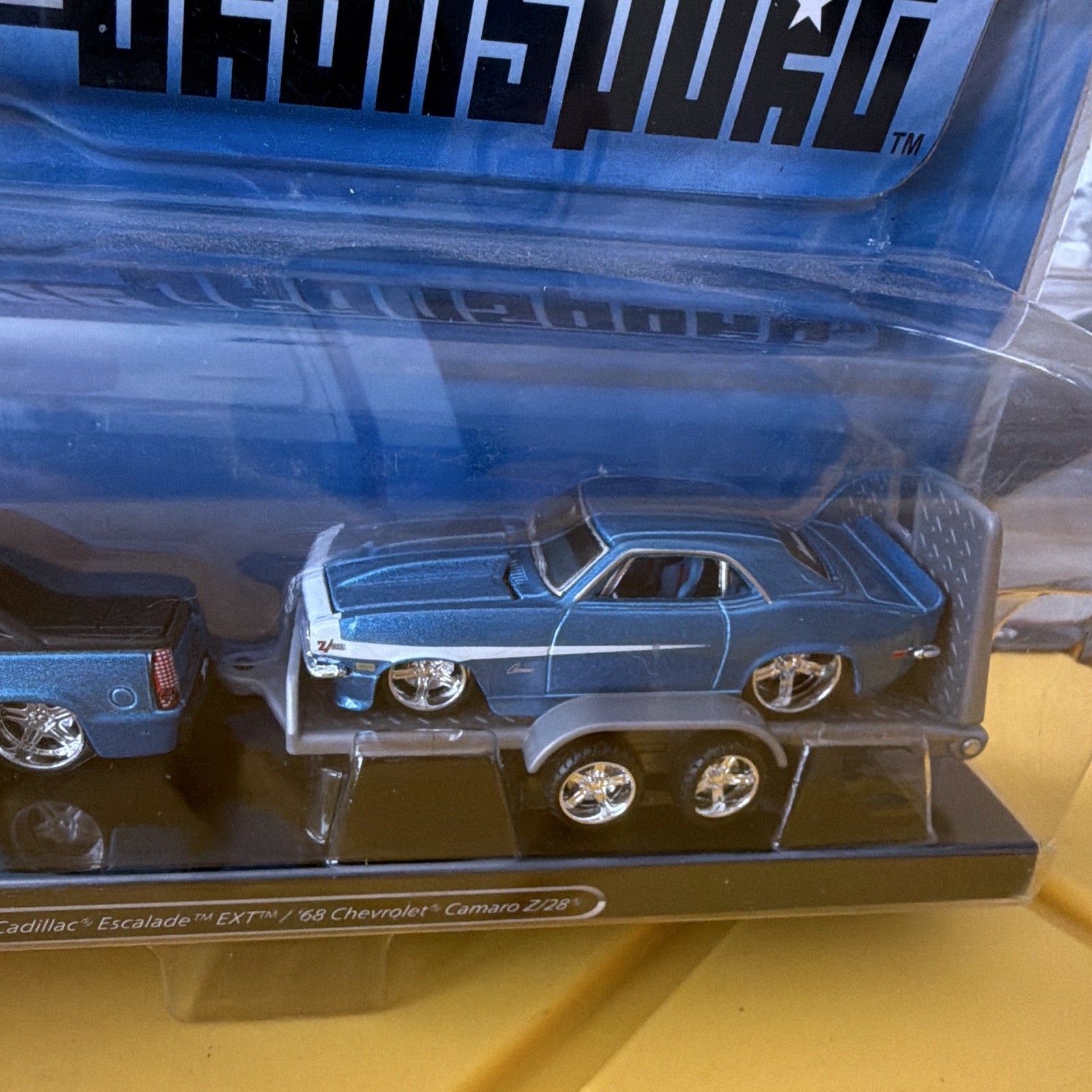 Maisto Elite Transport 1:64 Set 2007 Cadillac Escalade EXT & 1968 Camaro Z/28
