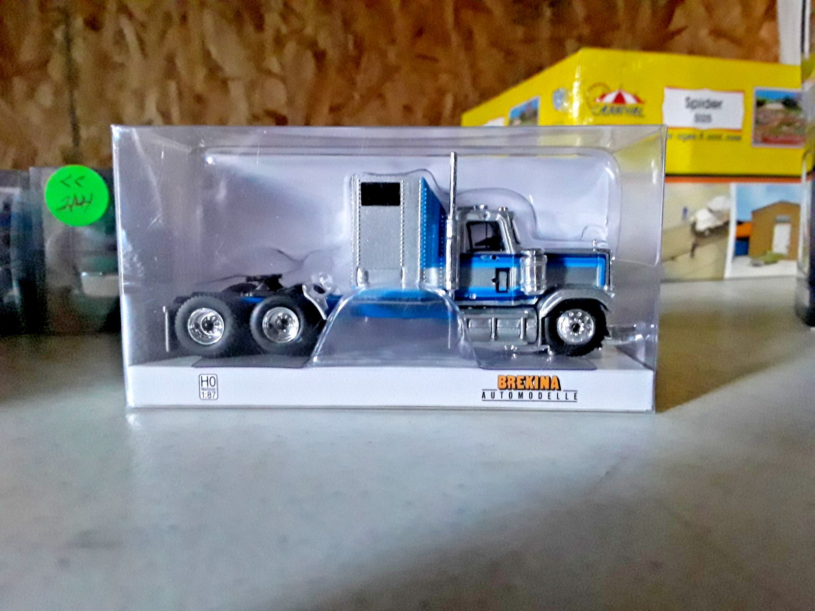 Brekina HO-1:87 Scale GMC GENERAL Tractor w/Sleeper (CC-201