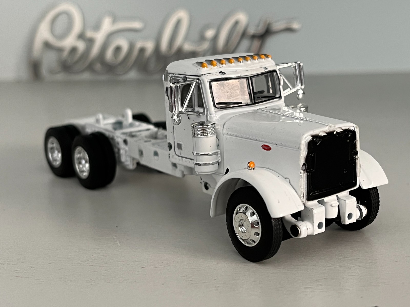 DCP WHITE PETERBILT 379 DAY CAB 230″ FRAME (5″ long) PARTS TRUCK