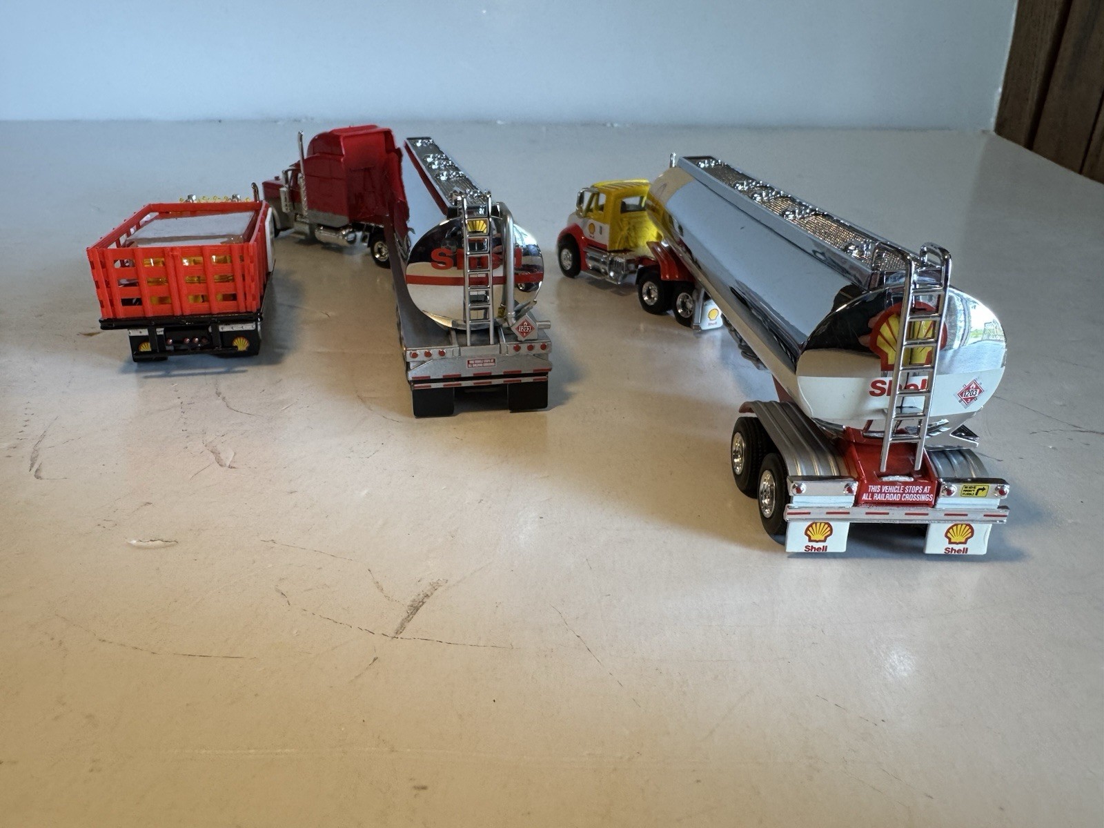 Speccast 1:64 Diecast Shell Peterbilt Tanker Trailer & Freightliner Rack Truck