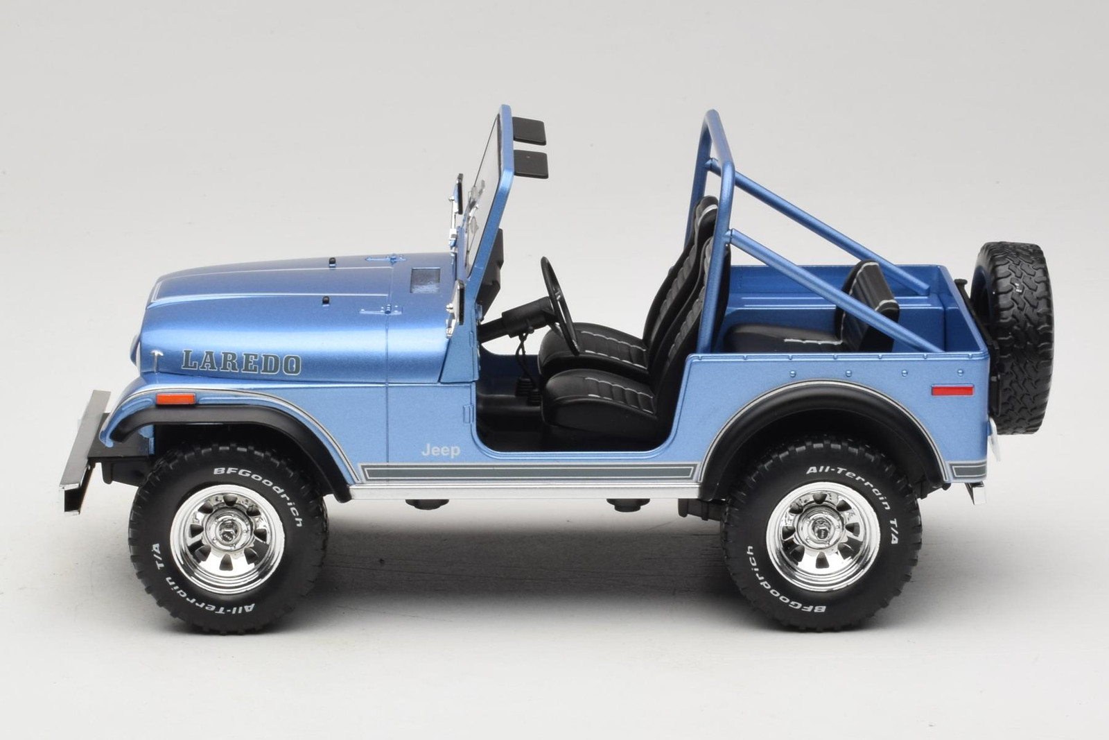 Jeep CJ-7 Laredo Blue 1:18 MCG | MCG18553