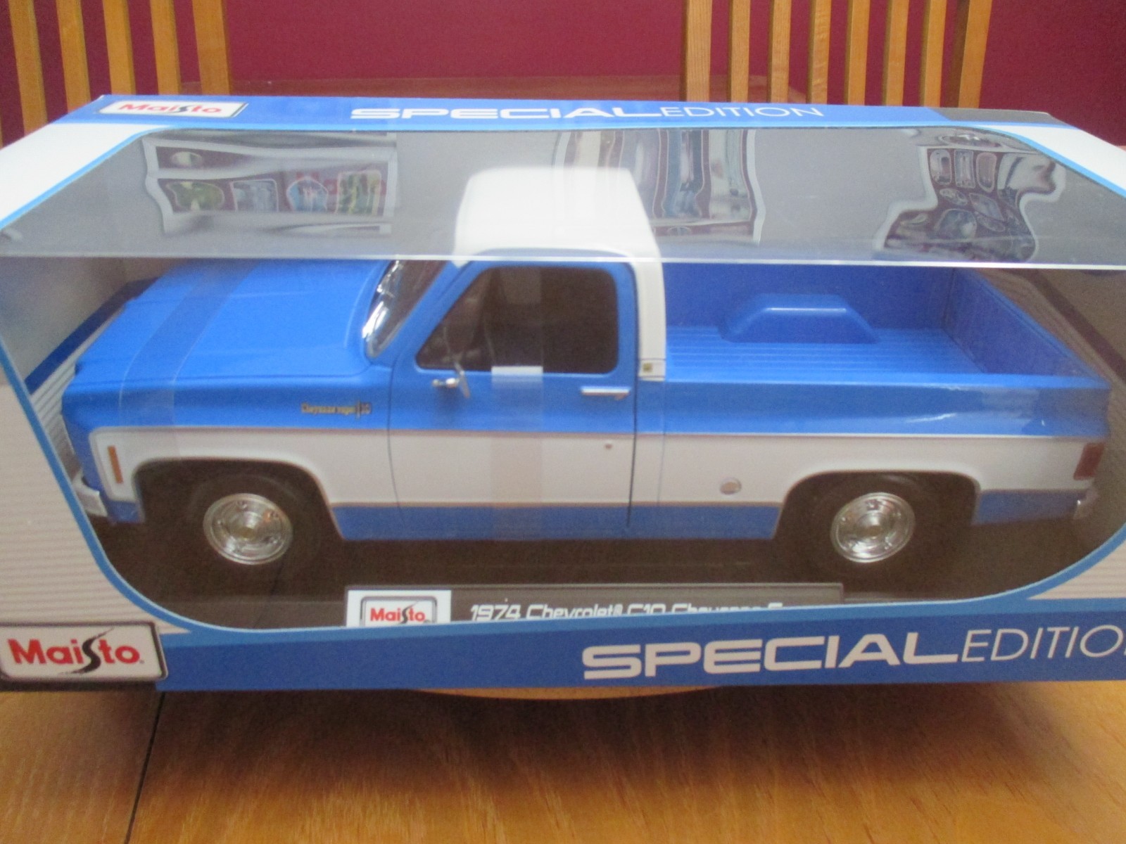Maisto 1974 C10 Cheyenne Super Pick-up Truck Blue & White Square Body 1:18 NIB