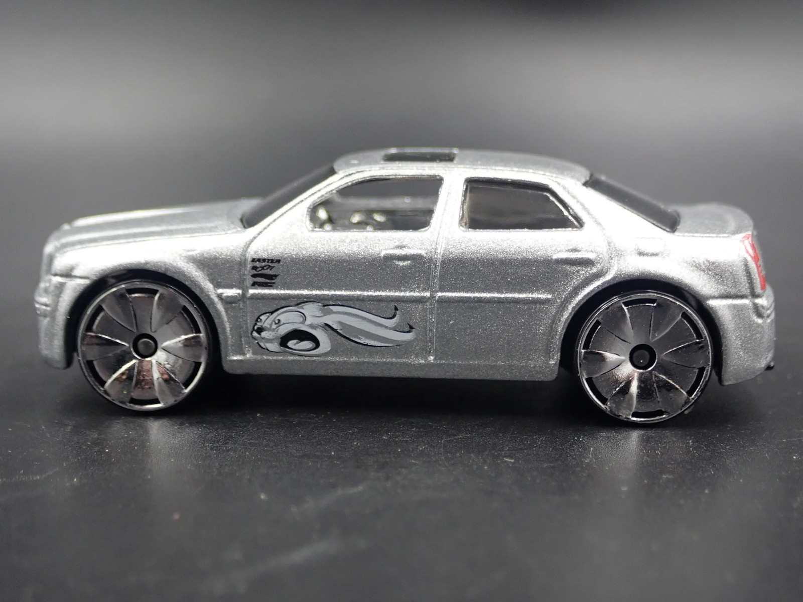 2005 – 2010 CHRYSLER 300C HEMI 1:64 SCALE COLLECTIBLE DIORAMA DIECAST MODEL CAR