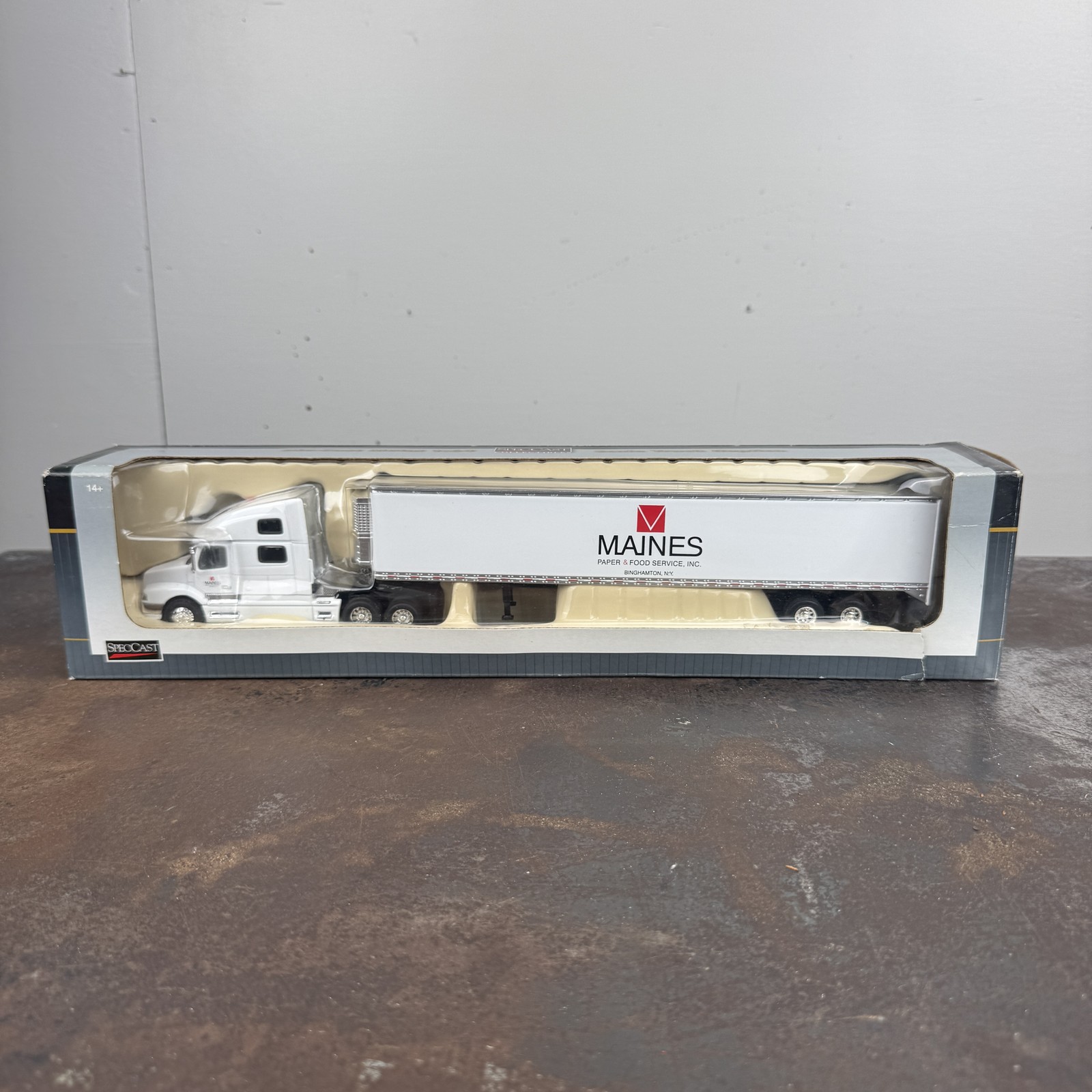 SpecCast Maines Paper / Tyson VOLVO 770 & Trailer 1:64 #31611