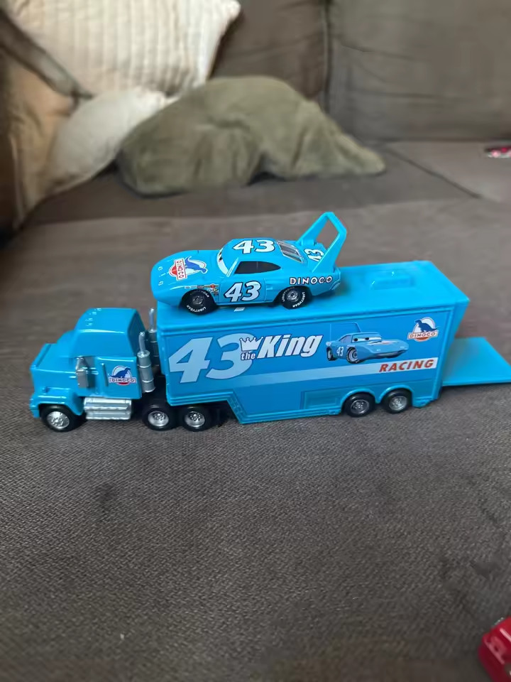 Disney Pixar Cars Dinoco The King No.43 Hauler Truck with Race Car 1:55 Diecast