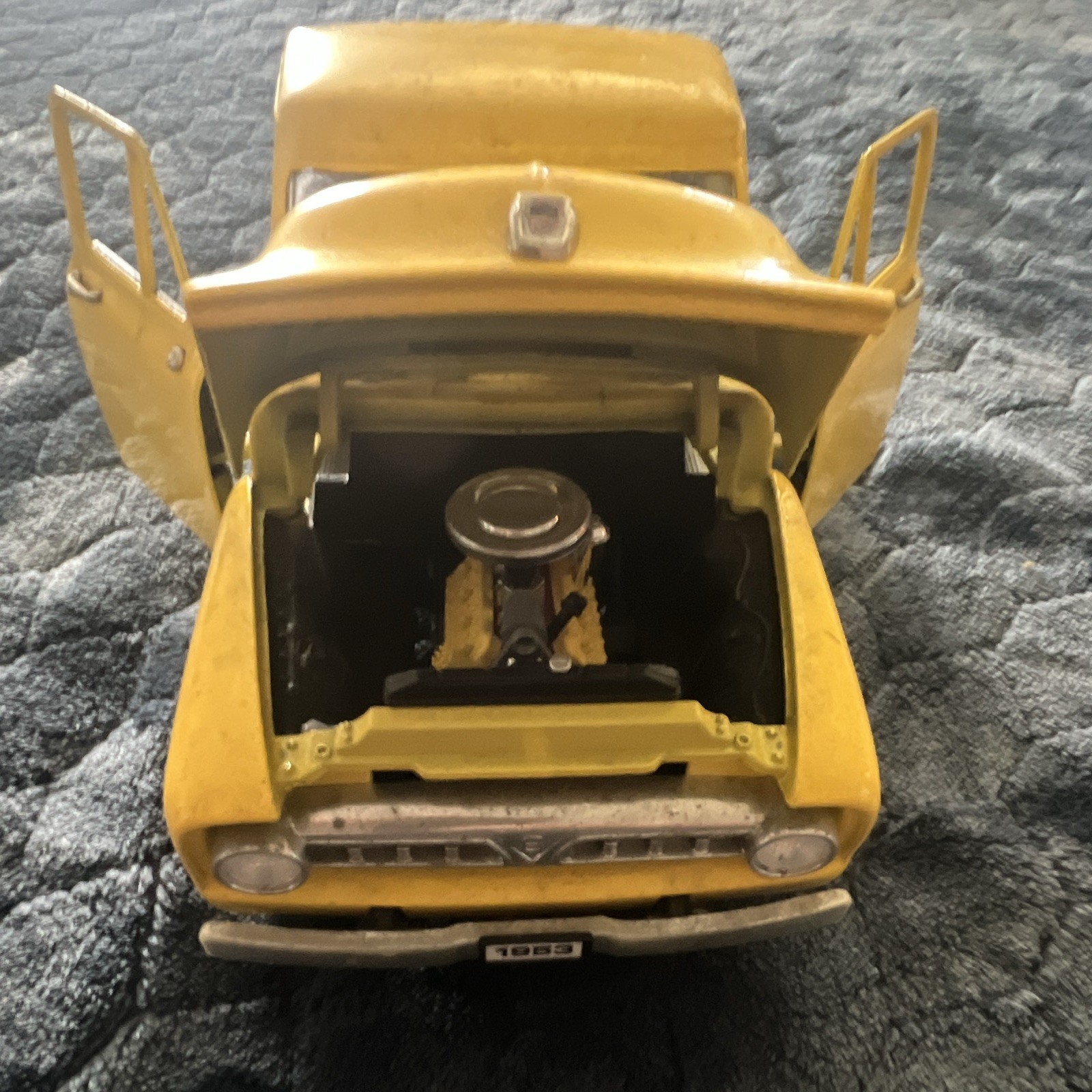 Vintage 90s Road Legends 1:18 1953 Ford F100 Pickup Yellow Opening Hood Doors