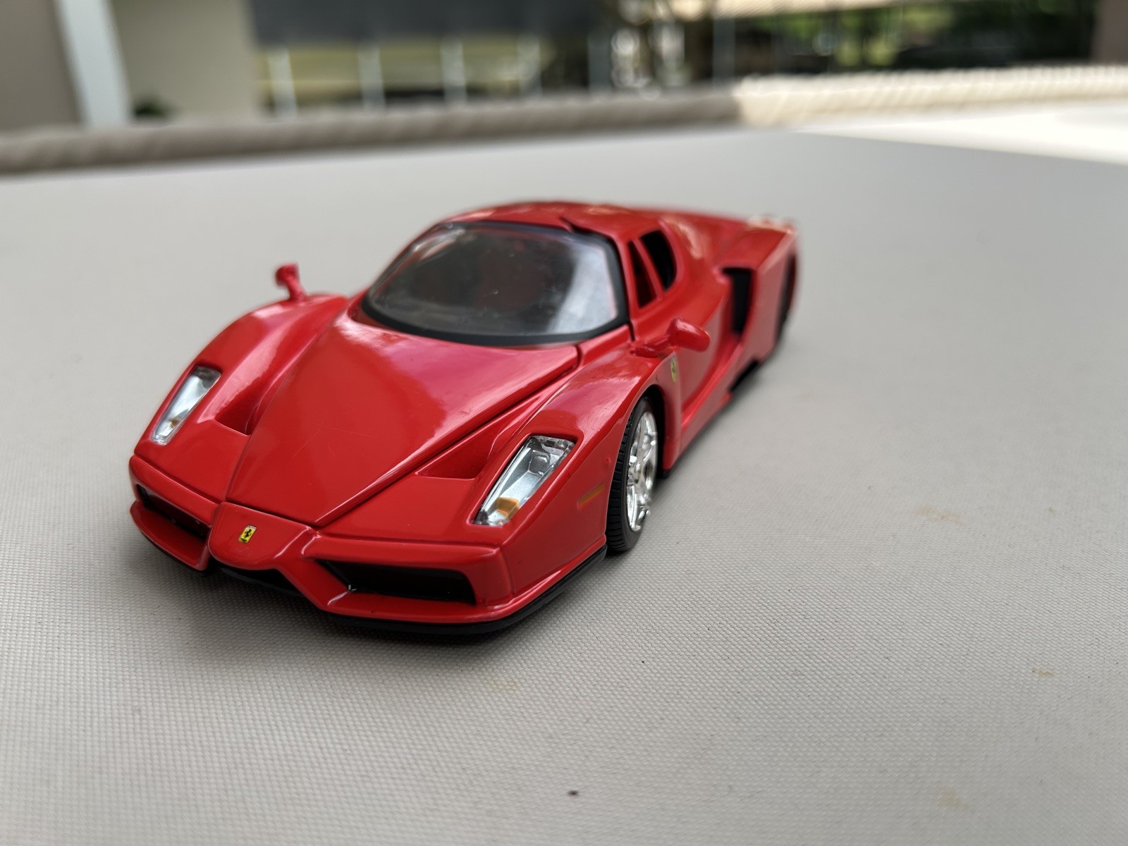 MAISTO 1:24 Enzo Ferrari Diecast Car. Red. Nice!