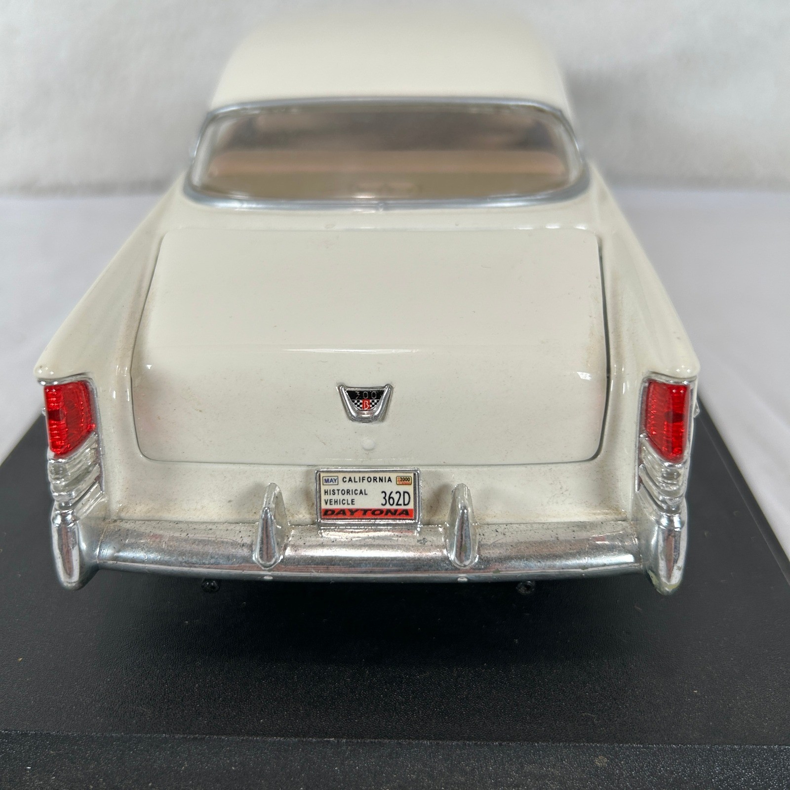 Maisto Chrysler 300B 1956 Cream 1:18 Scale Diecast Model Car with Display Stand