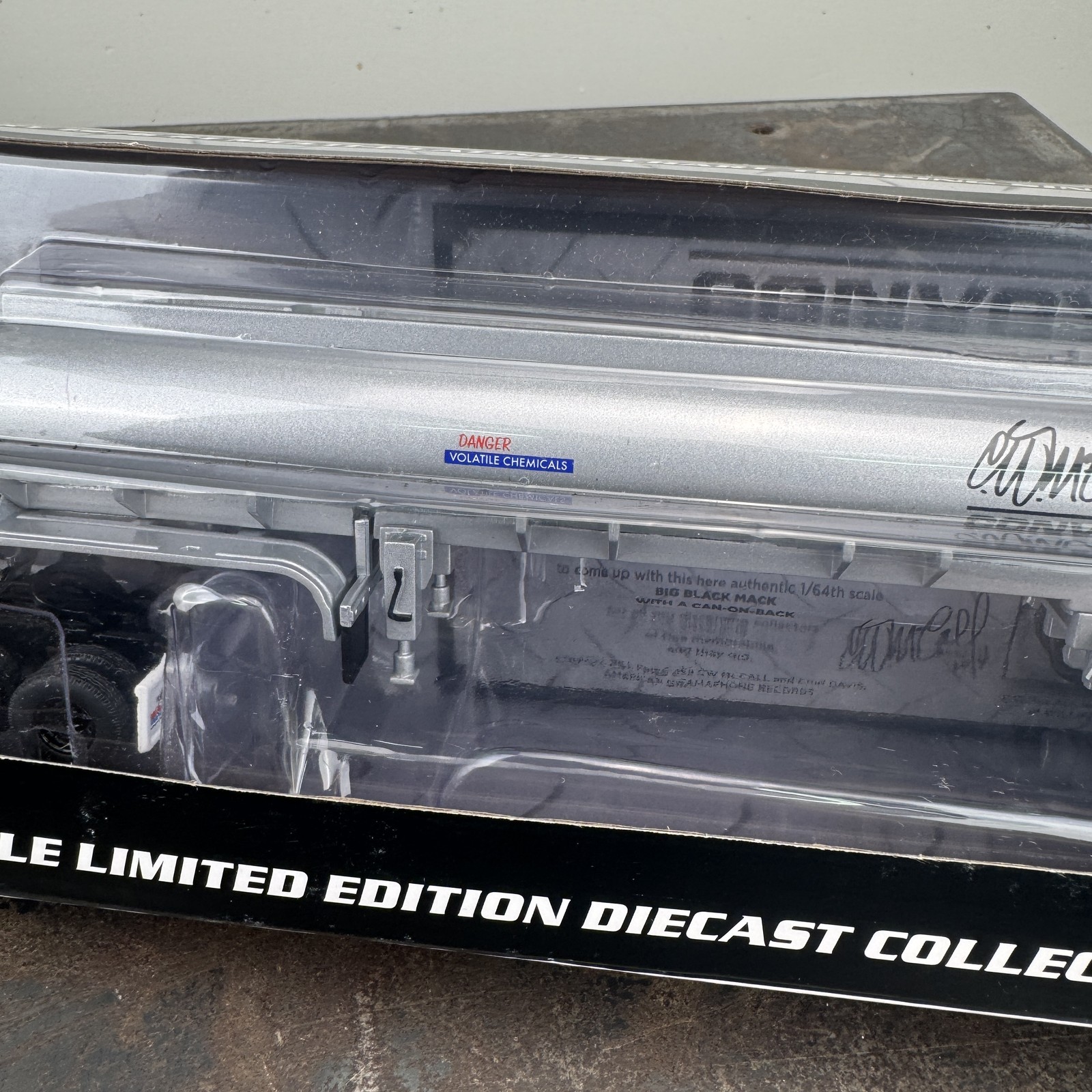 DCP R.D. Trucking CONVOY 1:64 MACK R Model Truck w/ Trailer #60-1125 R.W. McCall