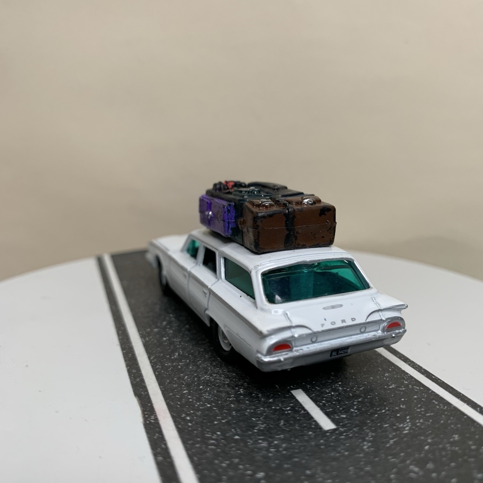 CUSTOM Johnny Lightning 1960 Ford Ranchero Wagon White w/Roof Luggage 1:64 NM