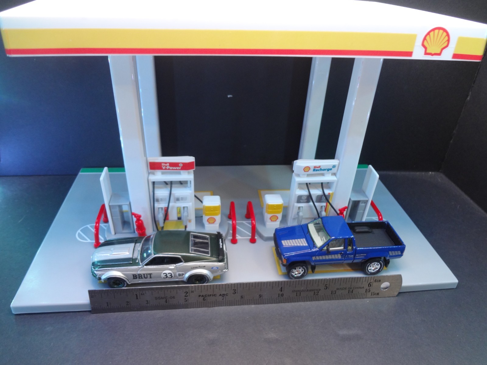 1:64 scale SHELL Gas Station snap on kit