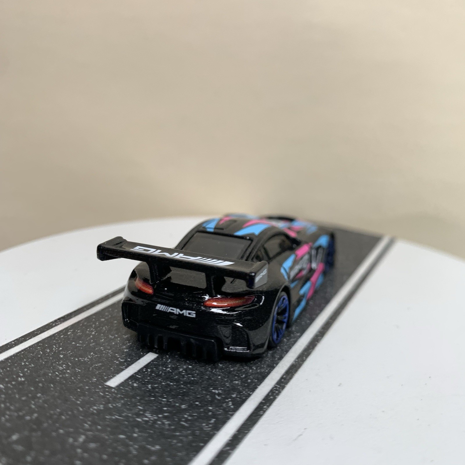 2024 Hot Wheels Neon Speeders #5/8 ’16 Mercedes-AMG GT3 Black/Blue/Pink 1:64 NM