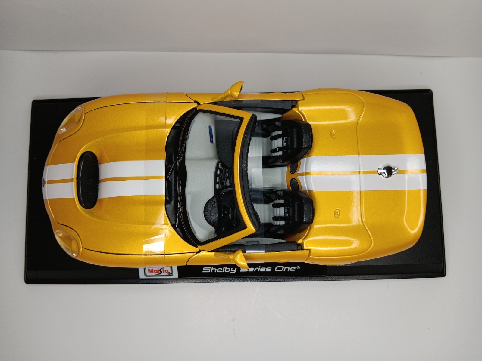 Shelby Series one 1:18 Maisto Exclusive Style Special Edition – Yellow