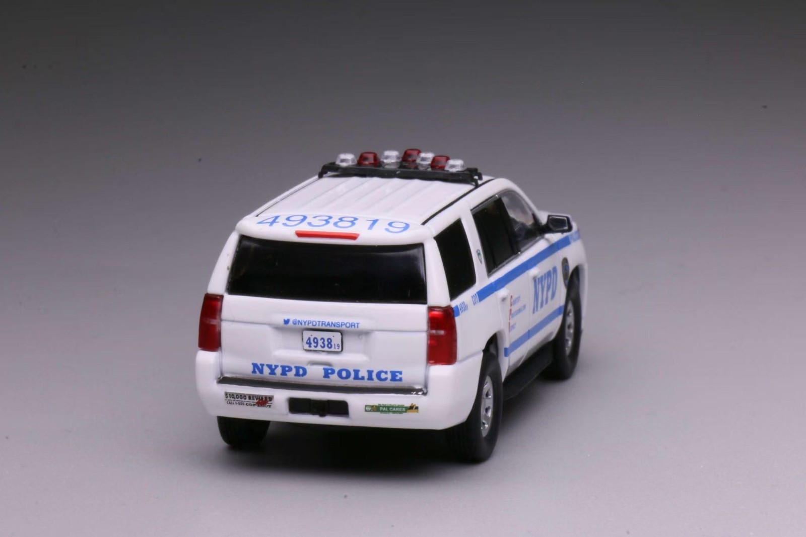 596 1: 64 Chevrolet Tahoe New York Police Car Diecast Collect Car