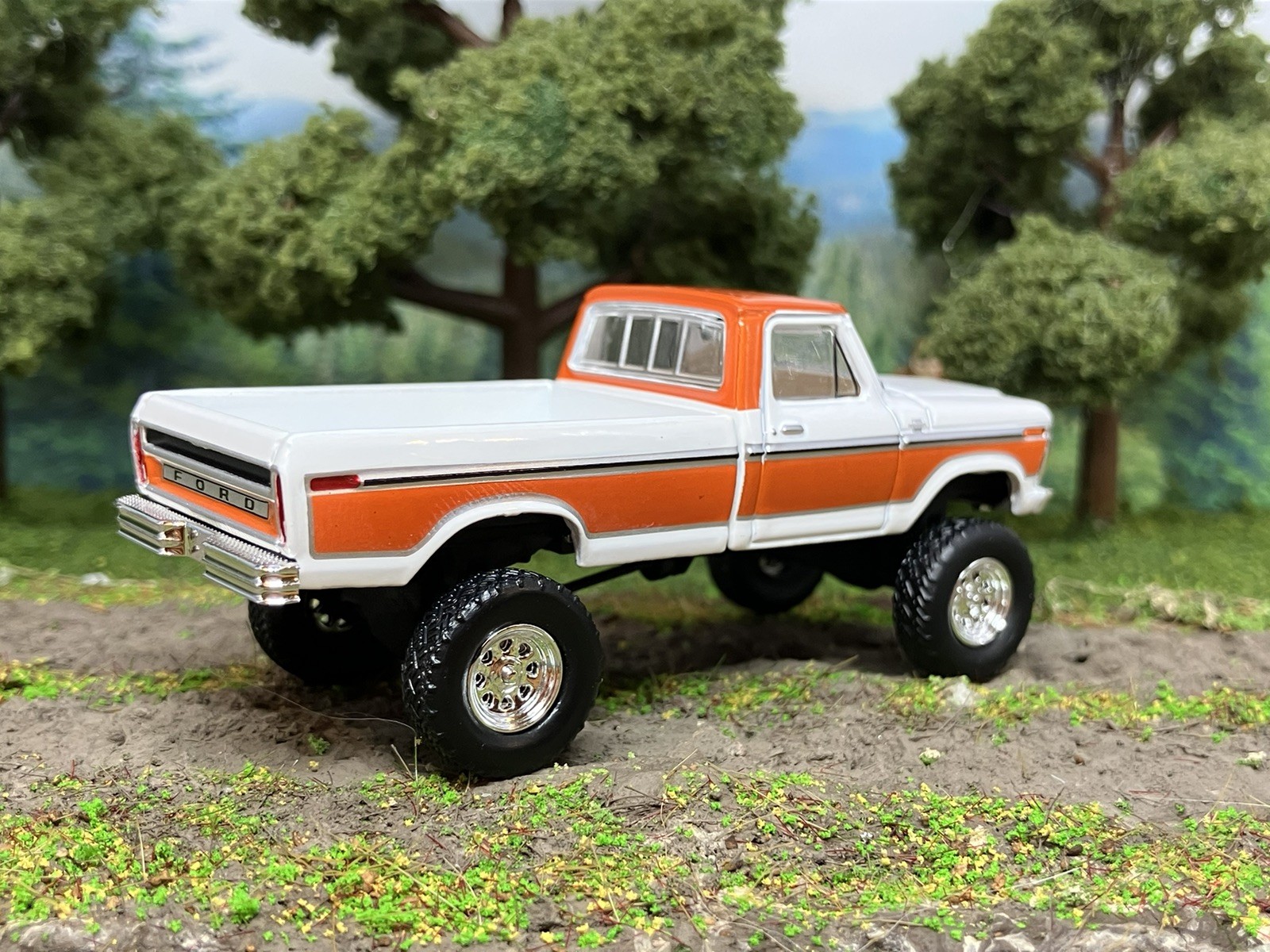 1977 Ford F-150 Ranger Explorer Lifted 4×4 Truck 1/64 Diecast Custom Greenlight