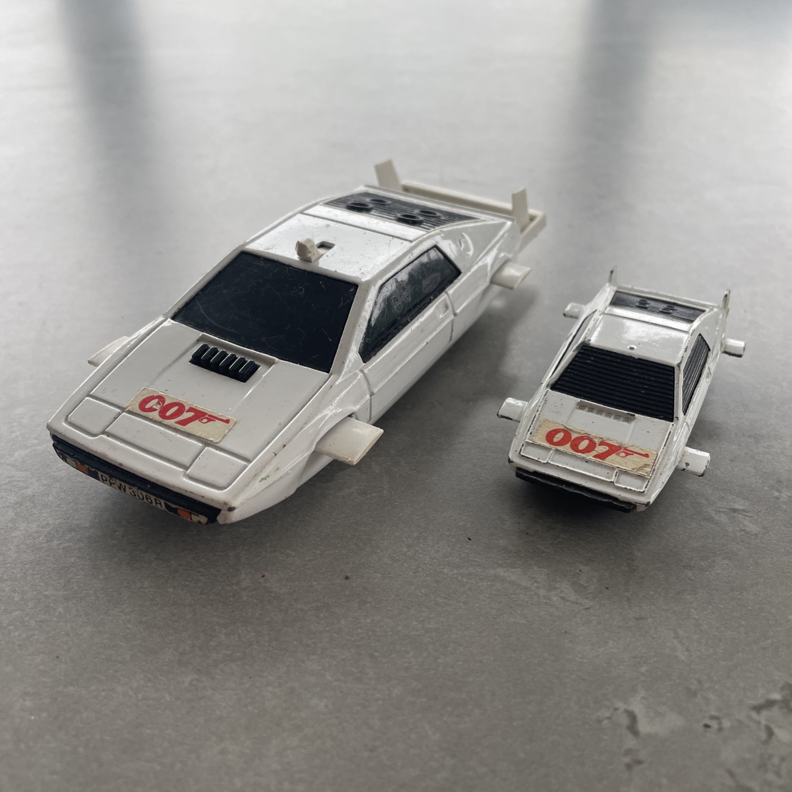 2 Corgi James Bond 007 Lotus Esprit (1 corgi juniors) amphibious cars both GB