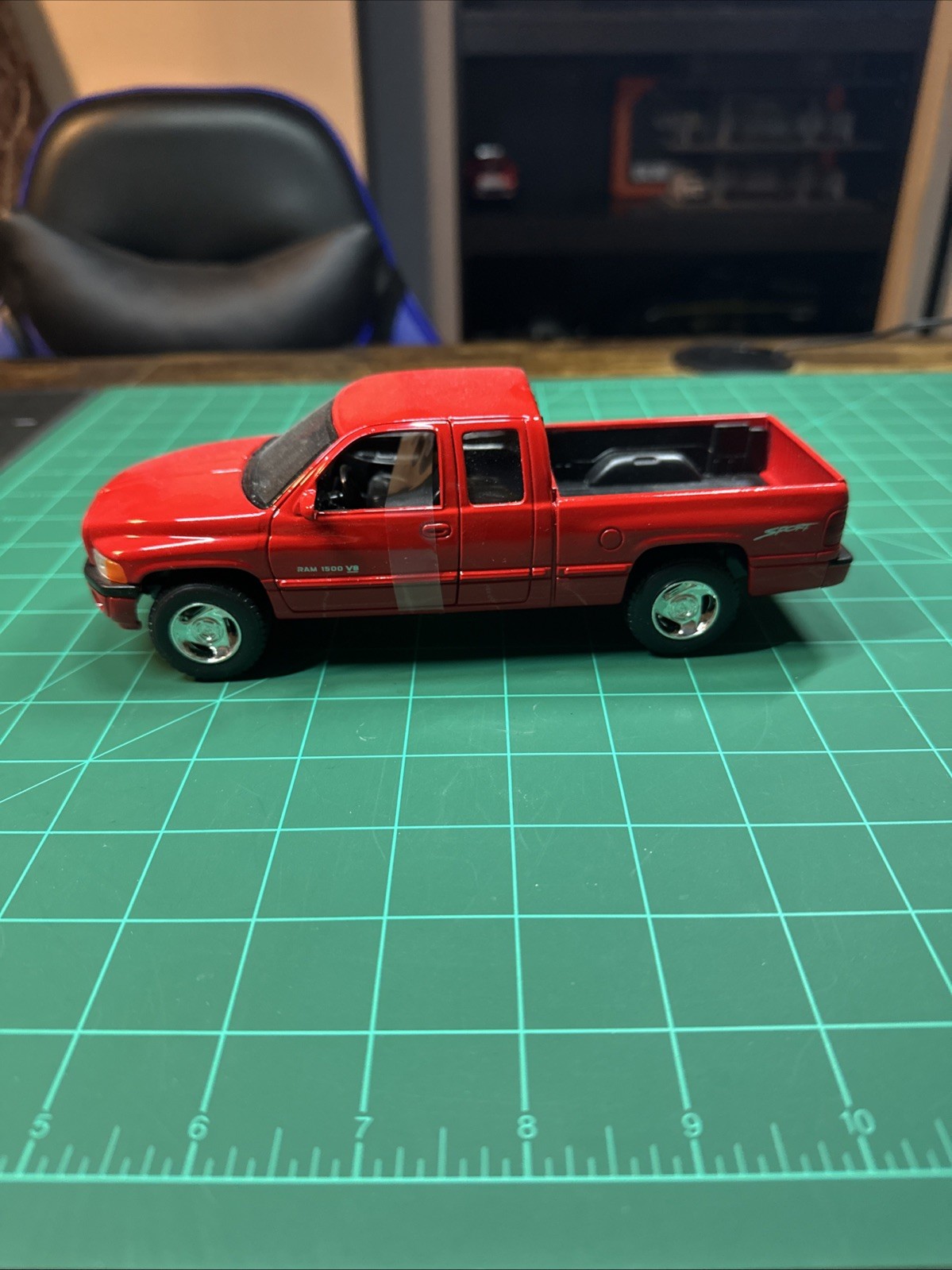 Welly Dodge Ram Quad Cab 1500 Sport Pickup Truck Red Diecast 1:24 Scale