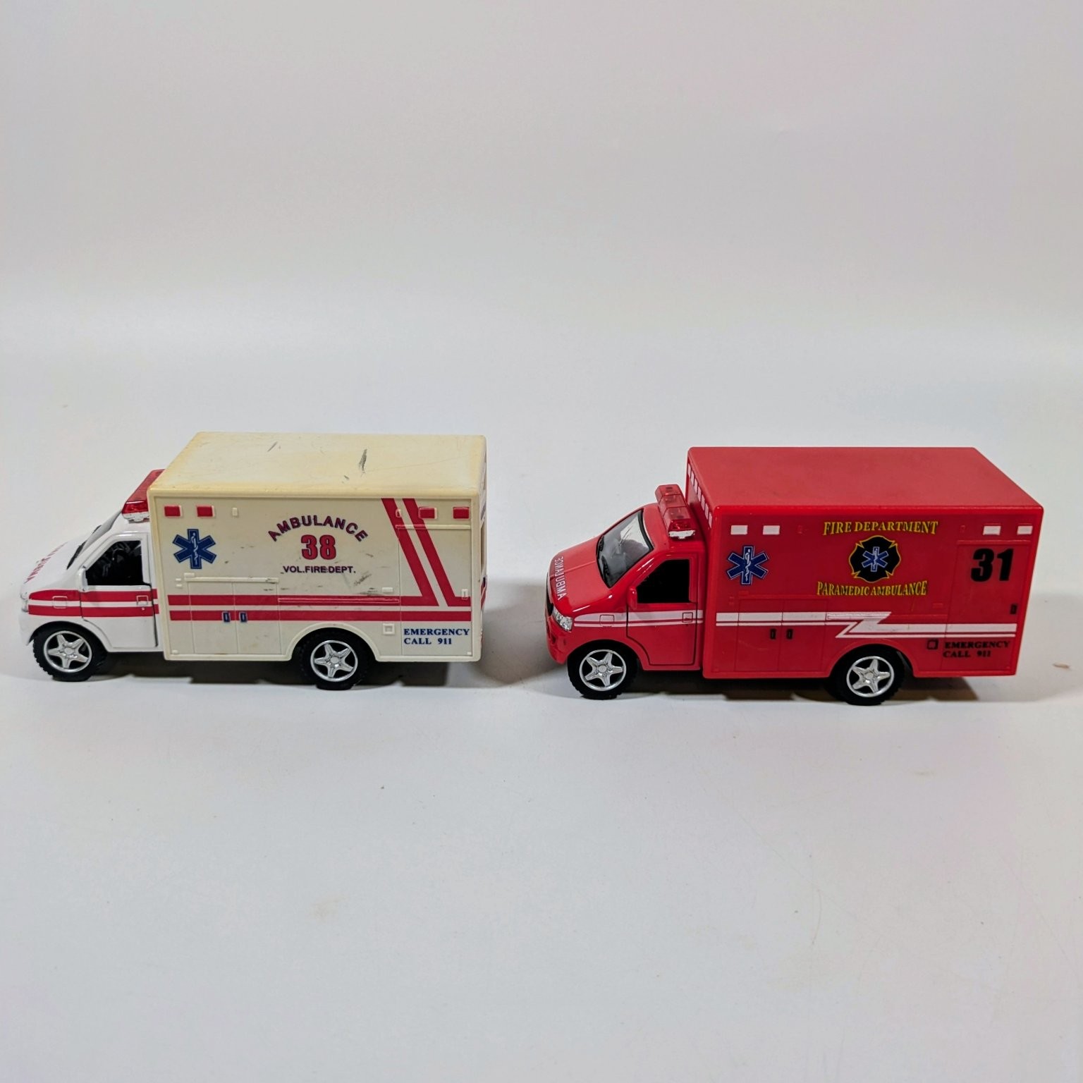 Kintoy Kinsfun Diecast Ambulance Pair 1:43 Scale Emergency Vehicle Toys Lot