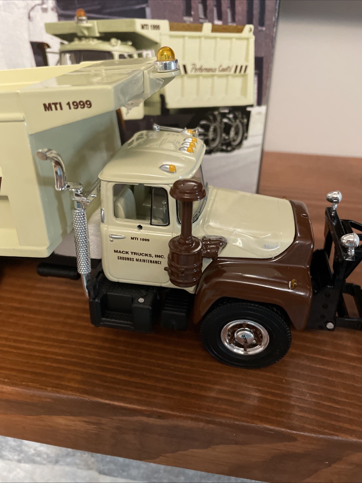 First 1st Gear 1/34 Scale MACK-R MODEL R-600 Dump Truck With Snow Plow Diecast