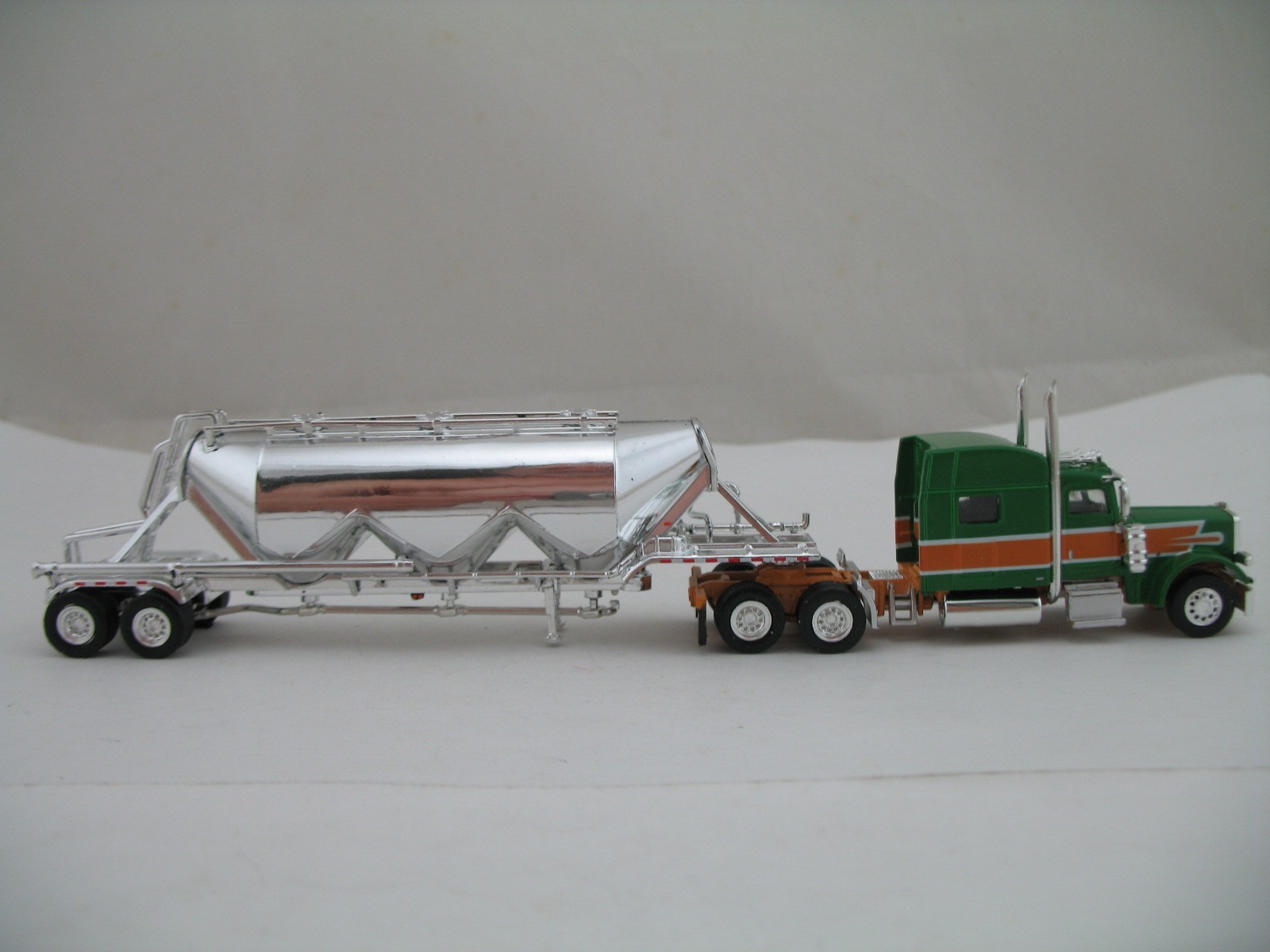 Trucks N’ Stuff HO Model Truck SPEC018: Peterbilt 389 SC w/ Pneumatic Tank Trlr
