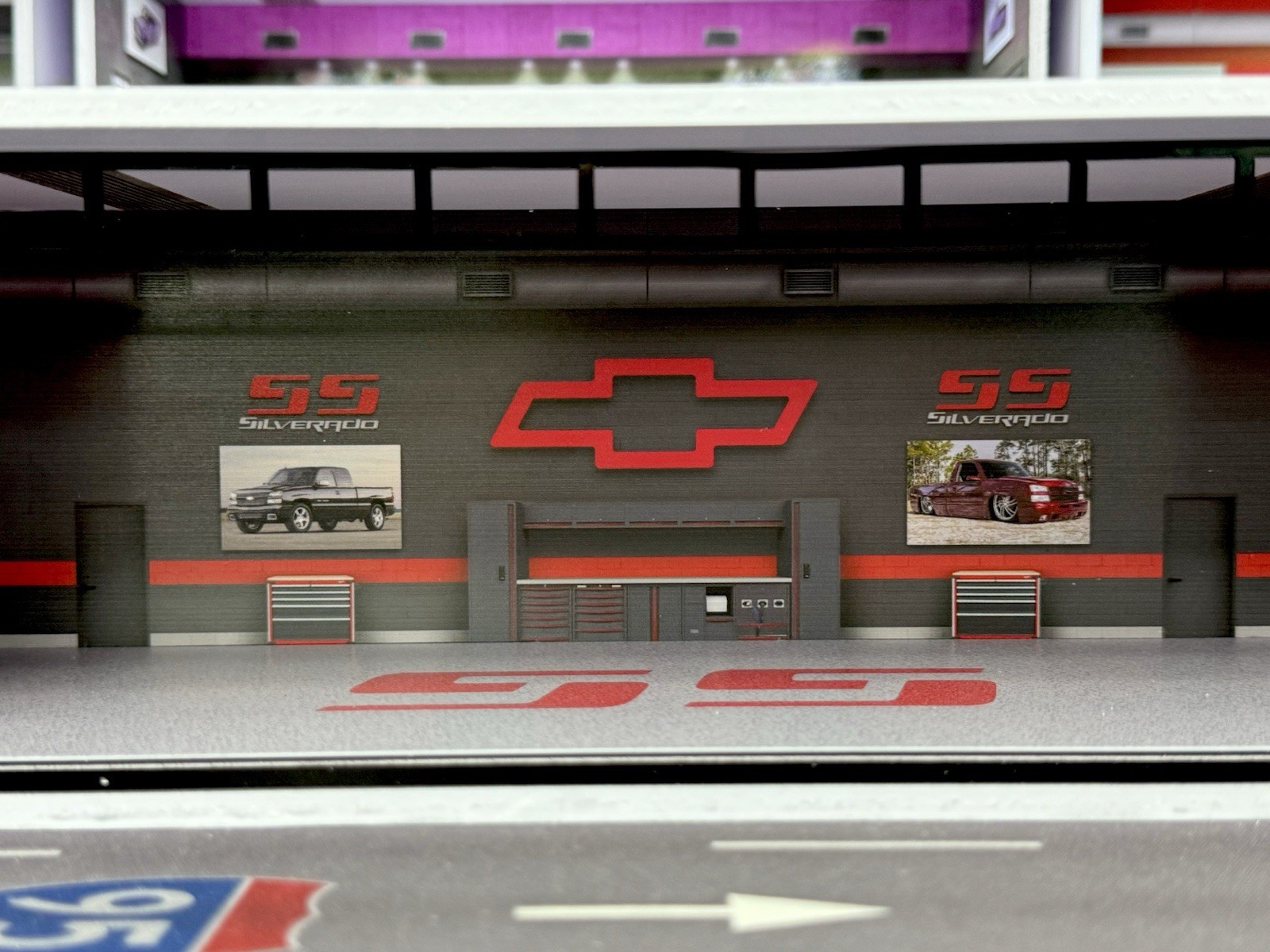 Silverado SS Themed Diorama 1:64 Scale Model Garage LED Lighting