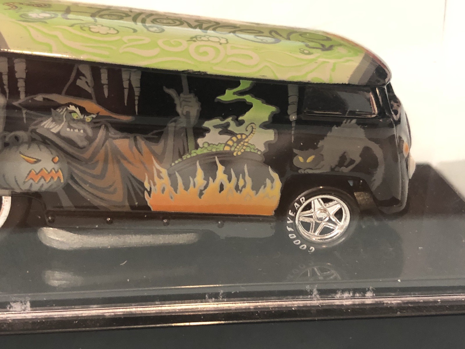 Liberty Promotions & Hot Wheels 2005 Halloween Witch VW Drag Bus – 1:64