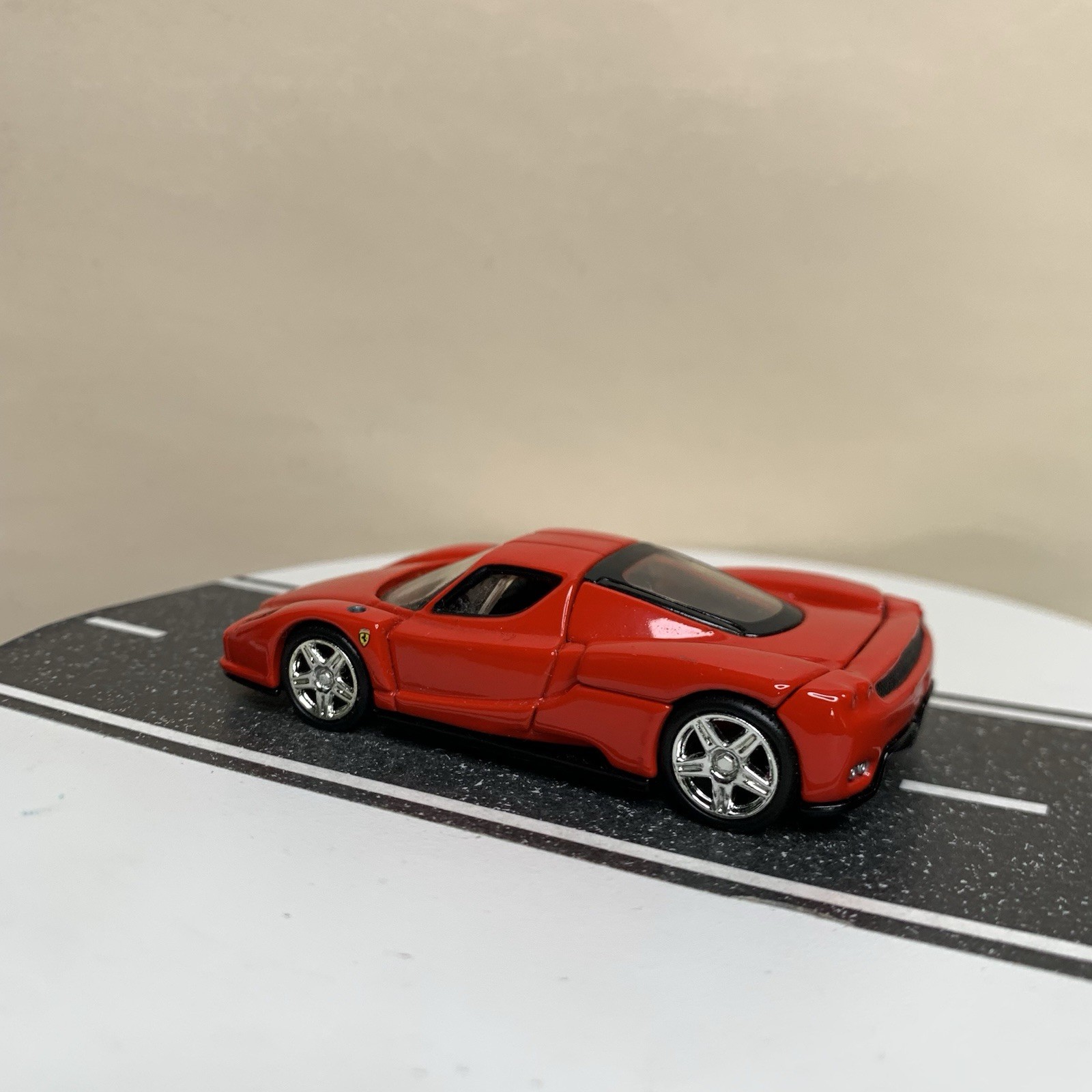 2005 Hot Wheels 100% Oil Can Showcase Series 2003 Ferrari Enzo Red 1:64 Scale NM