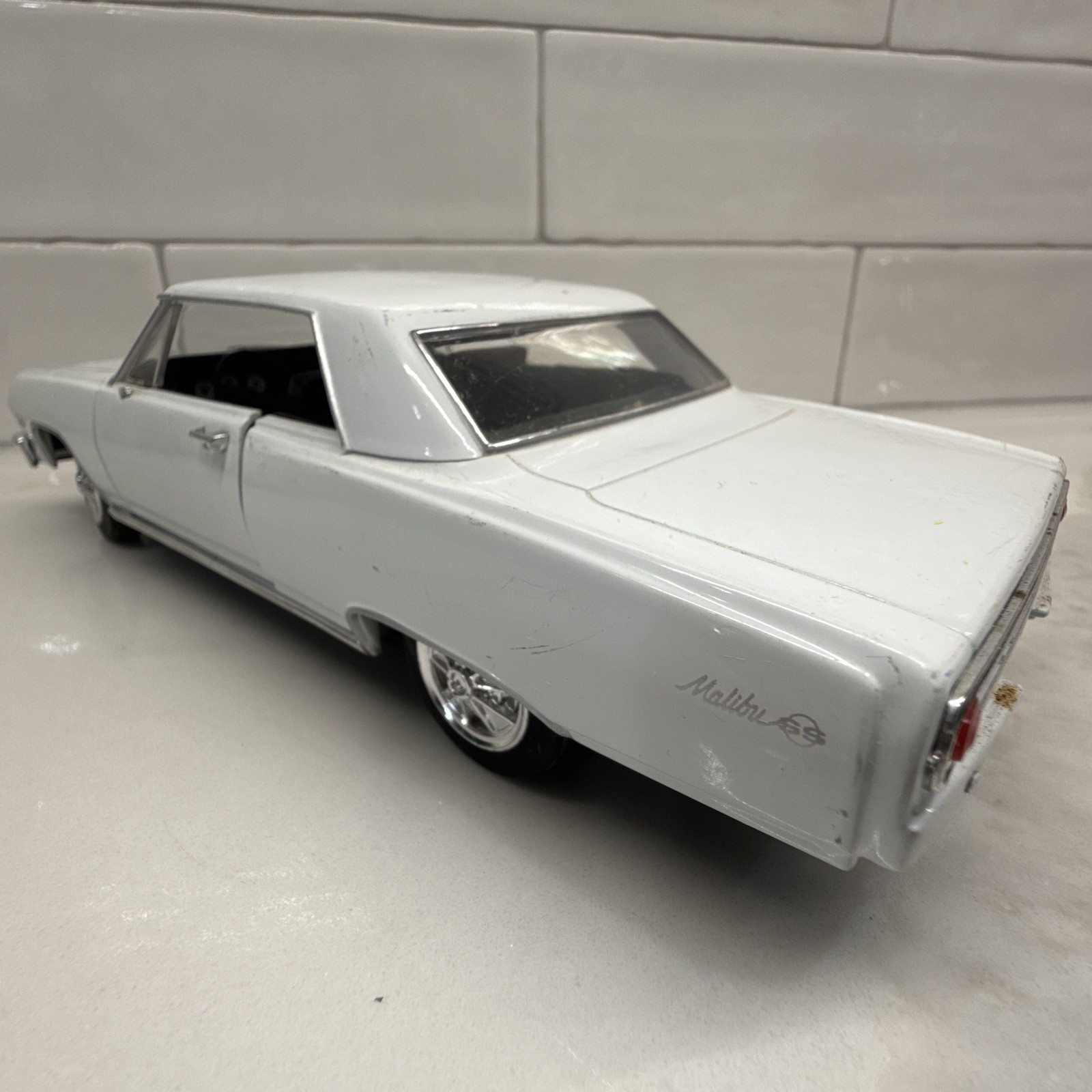 Saico White 1965 Chevy Chevell SS 396 Z-16 1:24 Scale Diecast Model – Ships Fast