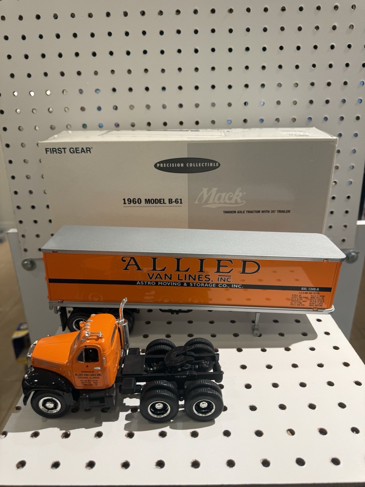 1st Gear 1960 Mack Model B-61 Tandem Axle Tractor Trailer Allied Astro 19-2146