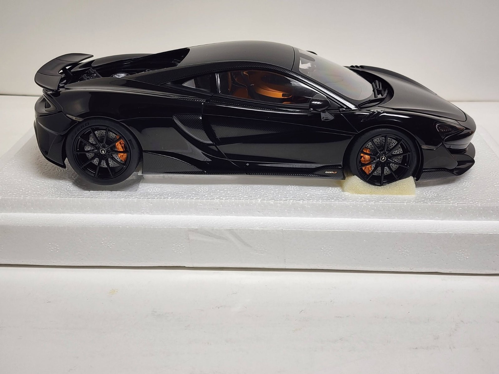 AUTOart – 1/18 die cast: McLaren 600LT, ONYX BLACK and orange inside.