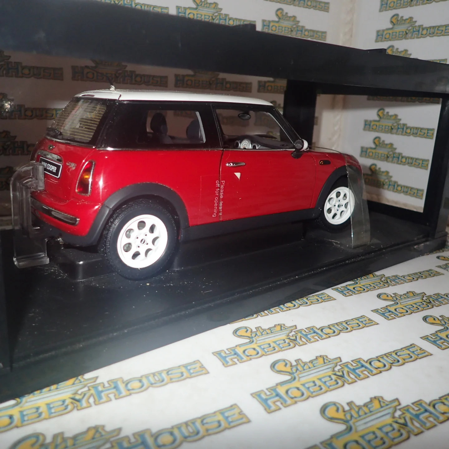 AutoArt 74822 – 1/18 Scale – BMW Mini Cooper Red