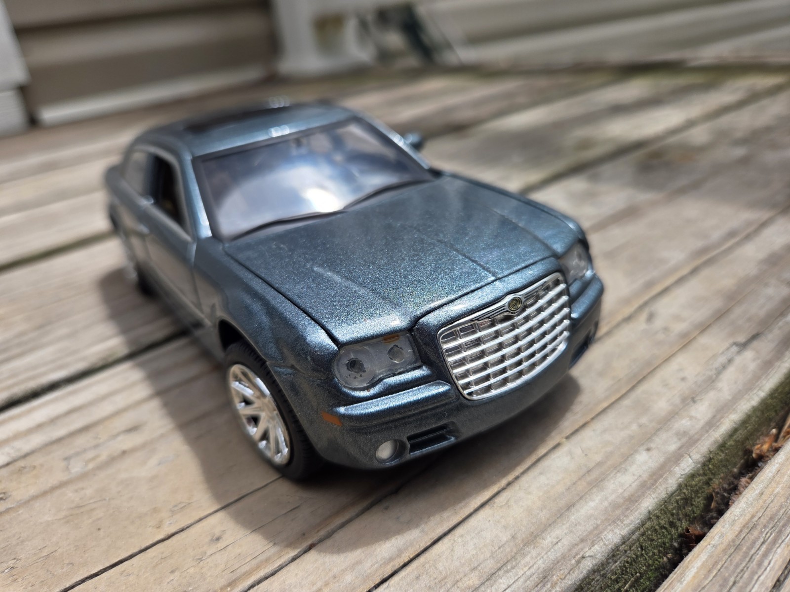 2005 Chrysler 300C Hemi Motor Max Car 1:24 Diecast! Nice Soft Paint! Few Marks