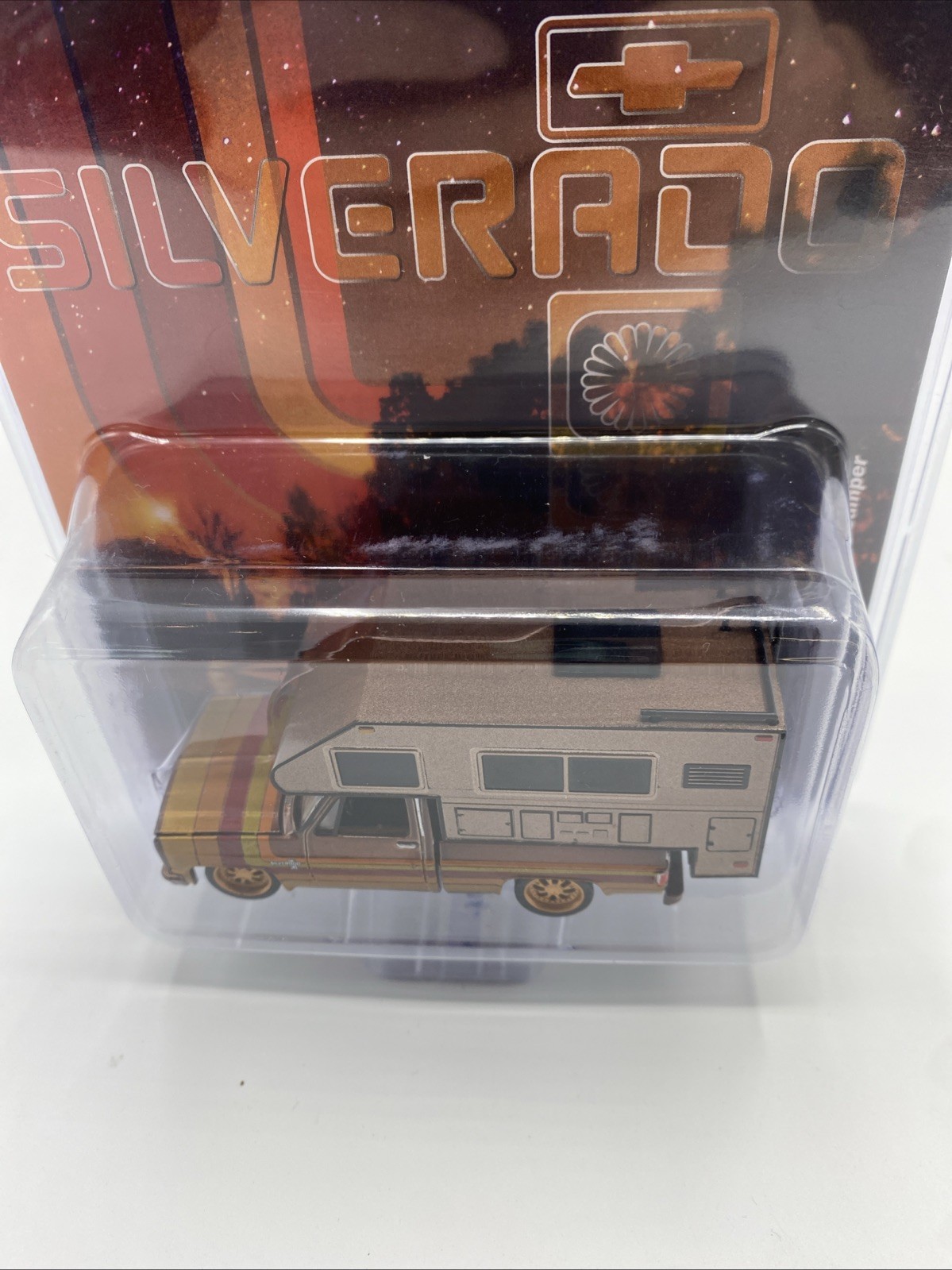 1983 CHEVROLET SILVERADO PICKUP W/CAMPER BRONZE 1/64 DIECAST AUTO WORLD CP8072