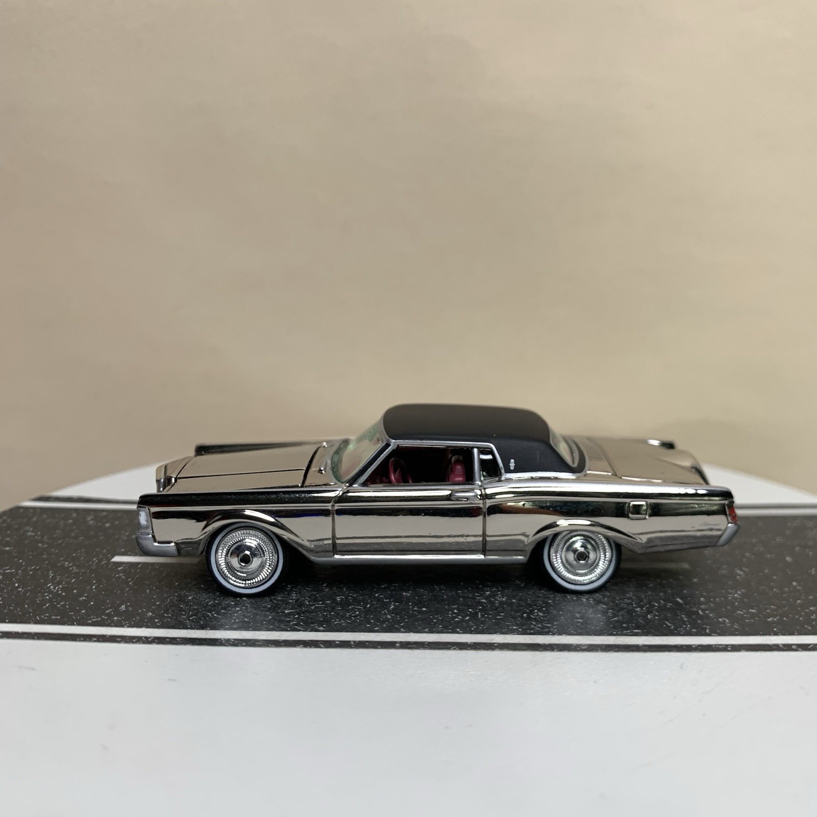 Johnny Lightning Classic Gold 1969 Lincoln Continental Mark III Chrome 1:64 NM