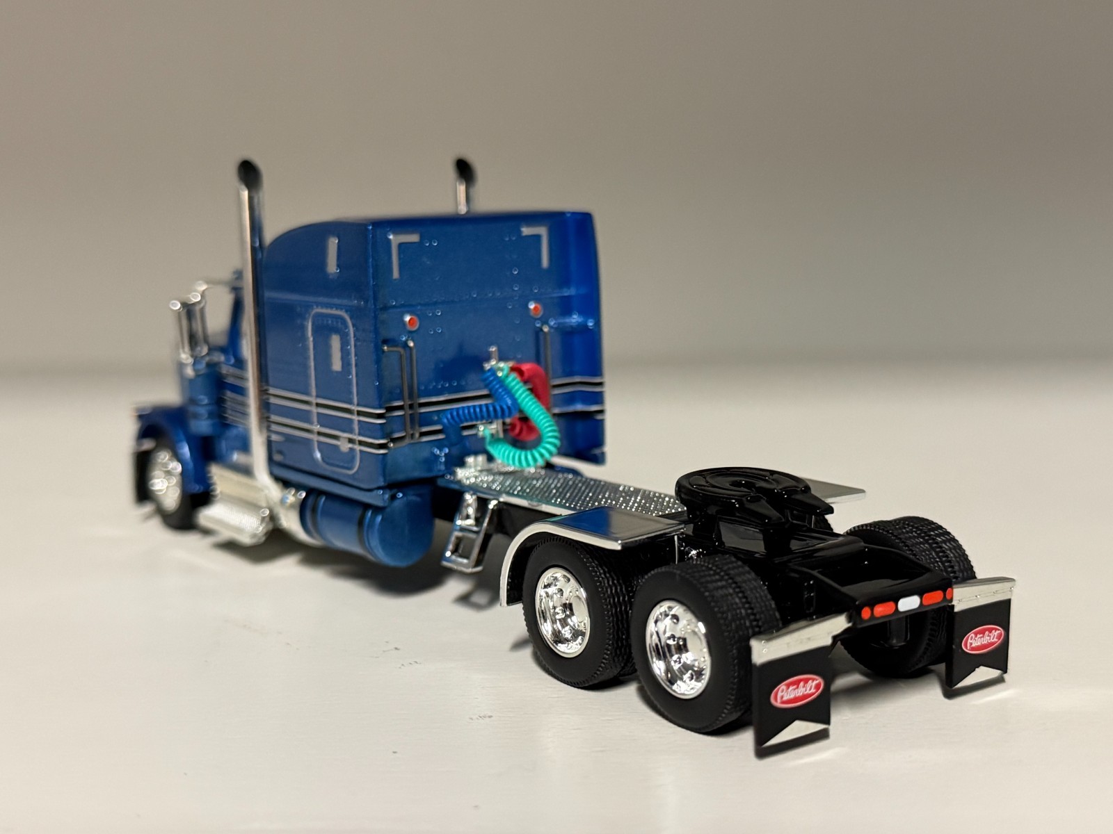 NEW 1/64 DCP PETERBILTBLUE & BLACK 589 W/ 72″ SLEEPER SHOW PARTS