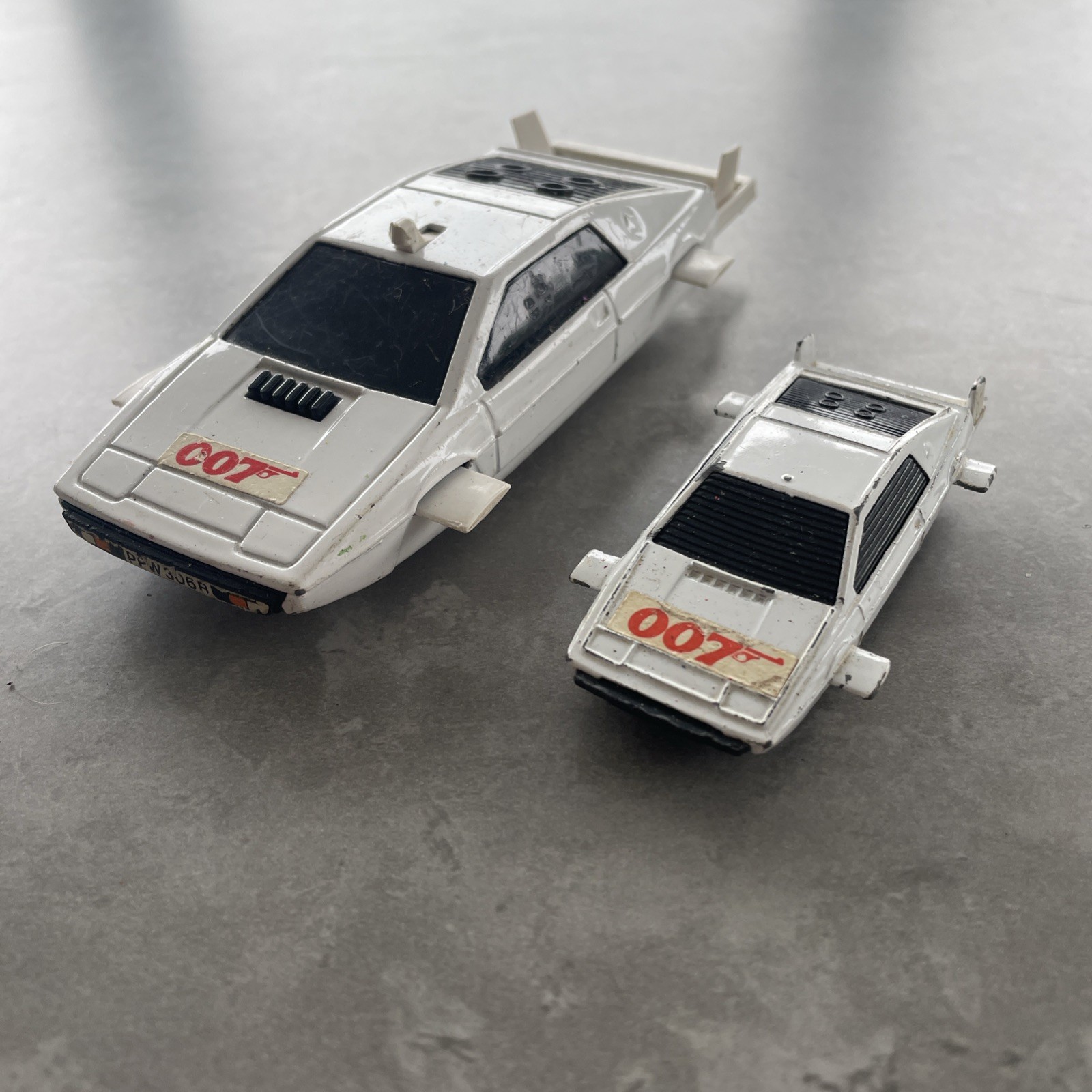 2 Corgi James Bond 007 Lotus Esprit (1 corgi juniors) amphibious cars both GB