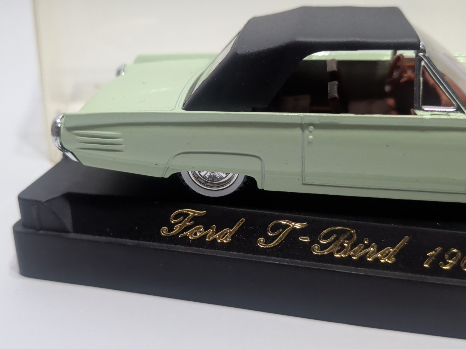 ✨VINTAGE✨ Solido Age d’or #4505 1961 Ford T-Bird in Display Case 1/43 Scale