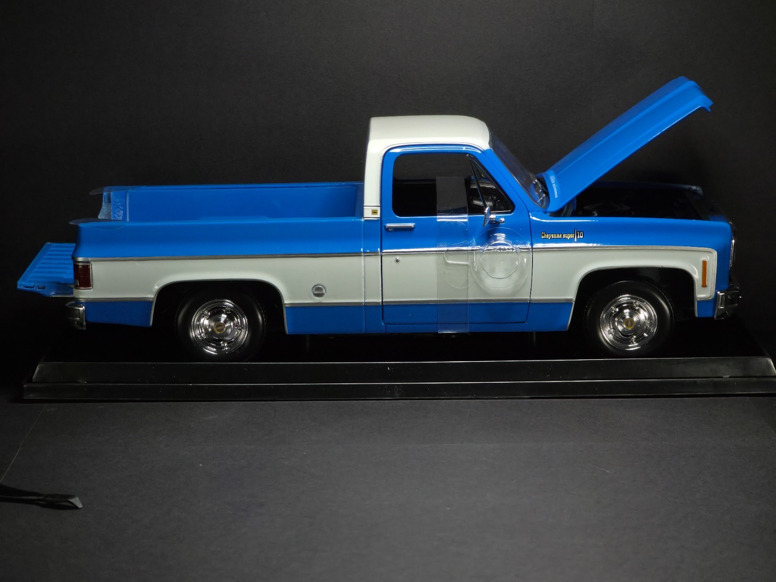 1974 Chevrolet C10 Cheyenne Super 1:18 Maisto Exclusive Style Special Edition