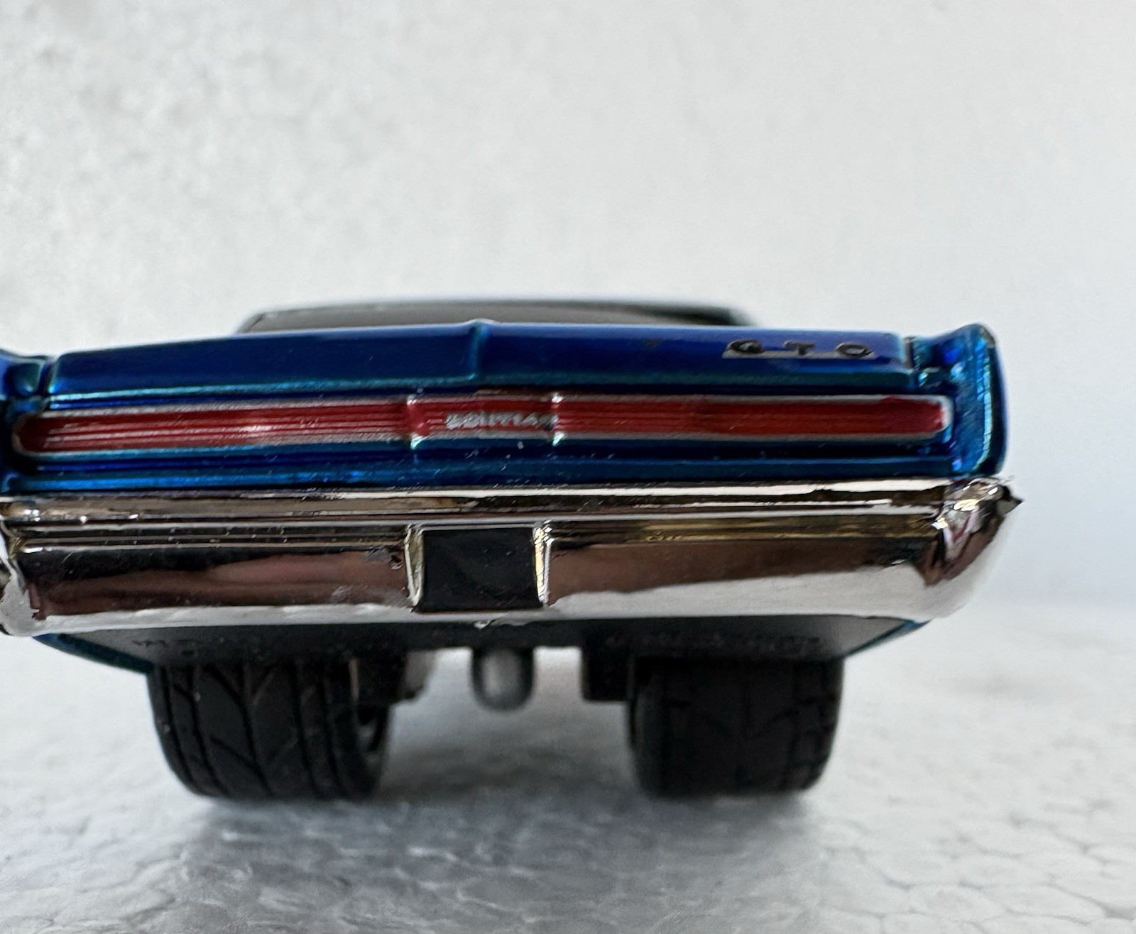 Muscle Machines 1965 Pontiac GTO Blue w/ Flames Chrome Blower 1/64 Diecast Car