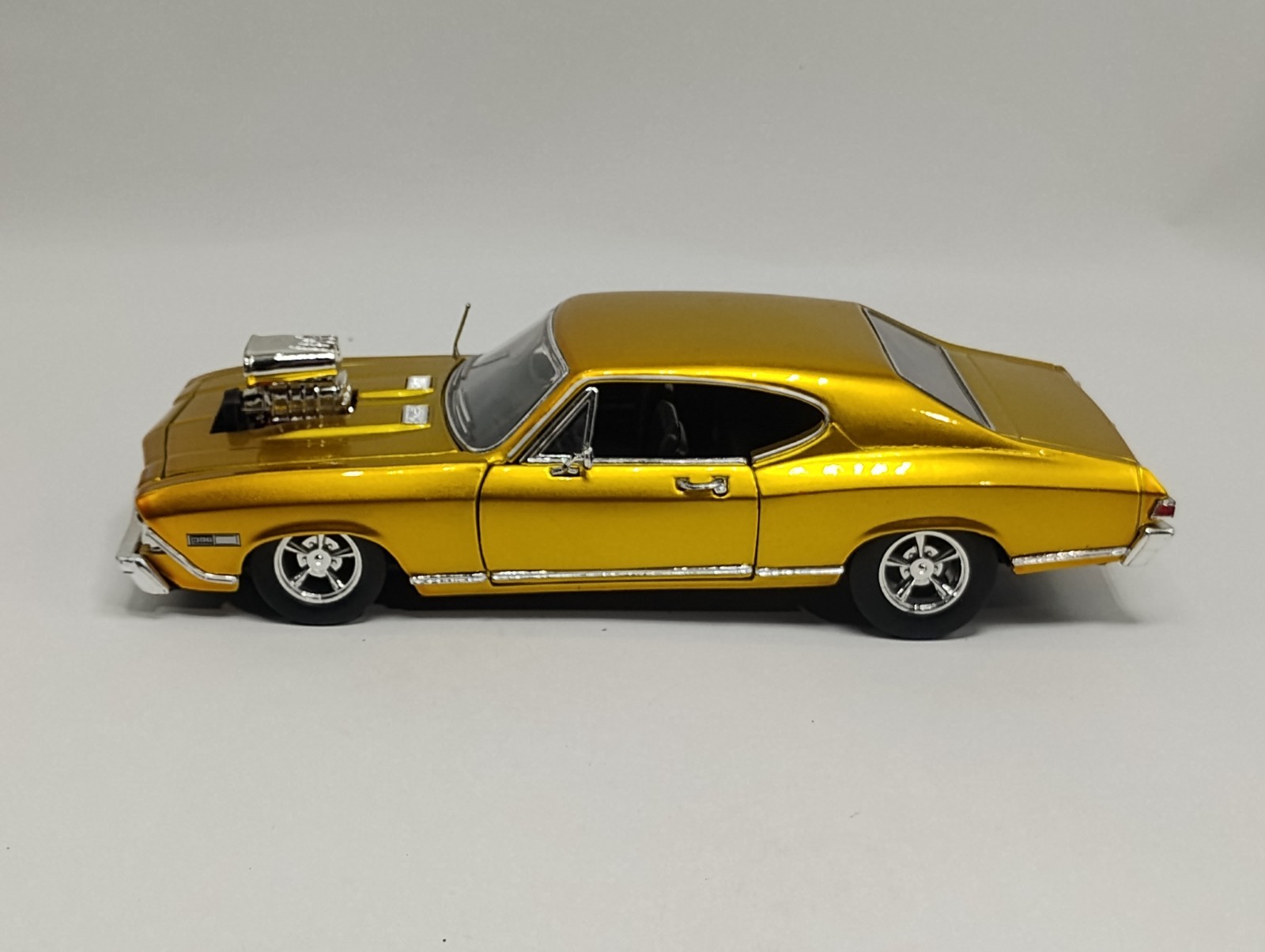 SunnySide 1:24 Scale Gold 1968 Chevy Chevelle SS 396 HARD TO FIND